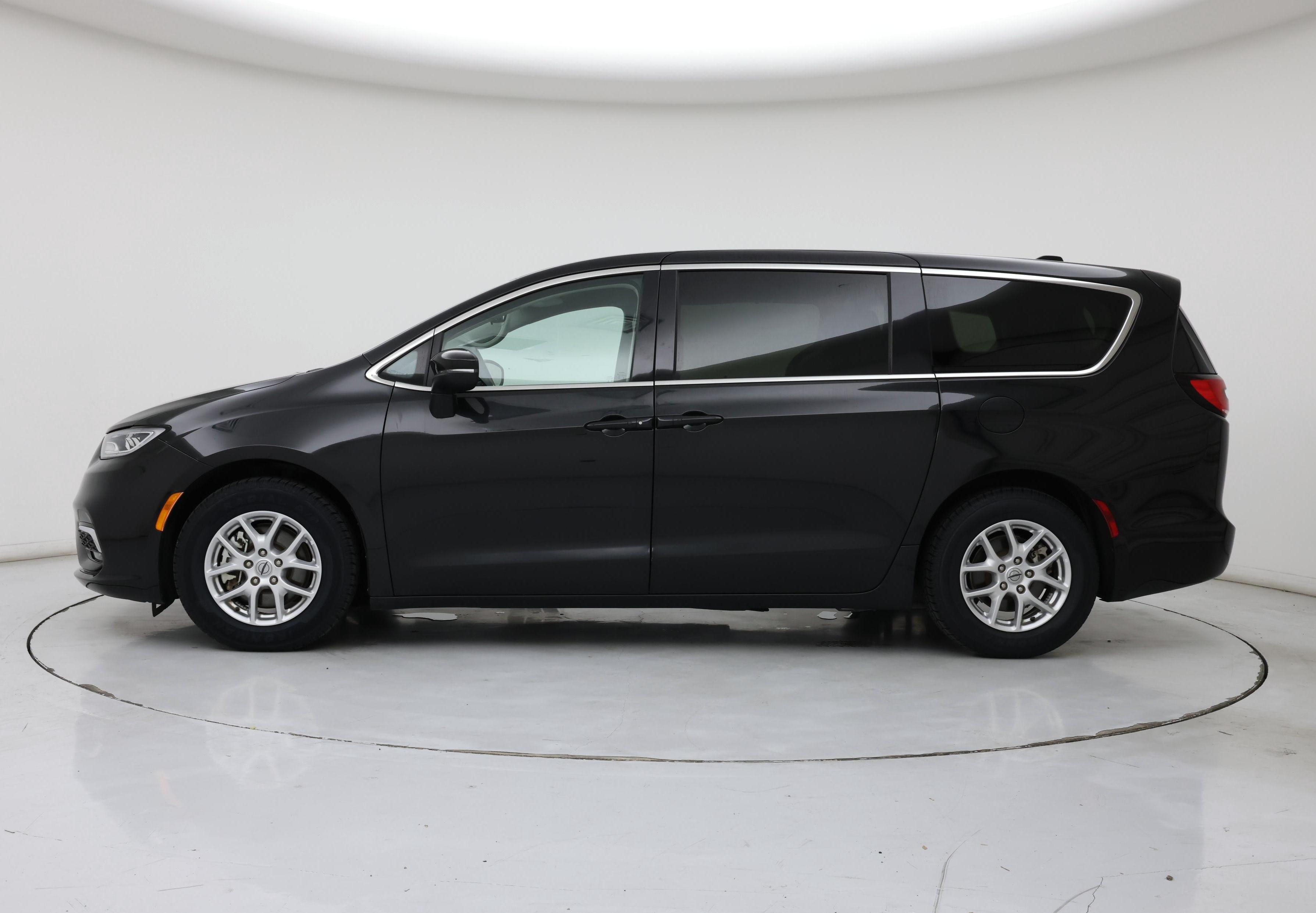 Thumbnail: 2023 Chrysler Pacifica - 3