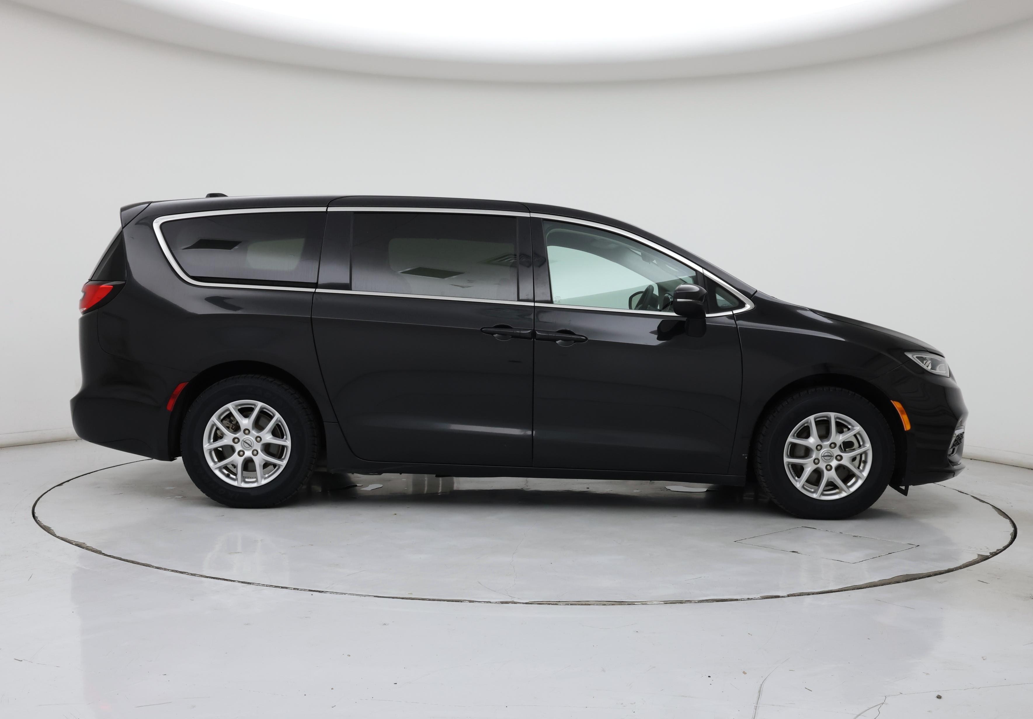 Thumbnail: 2023 Chrysler Pacifica - 7