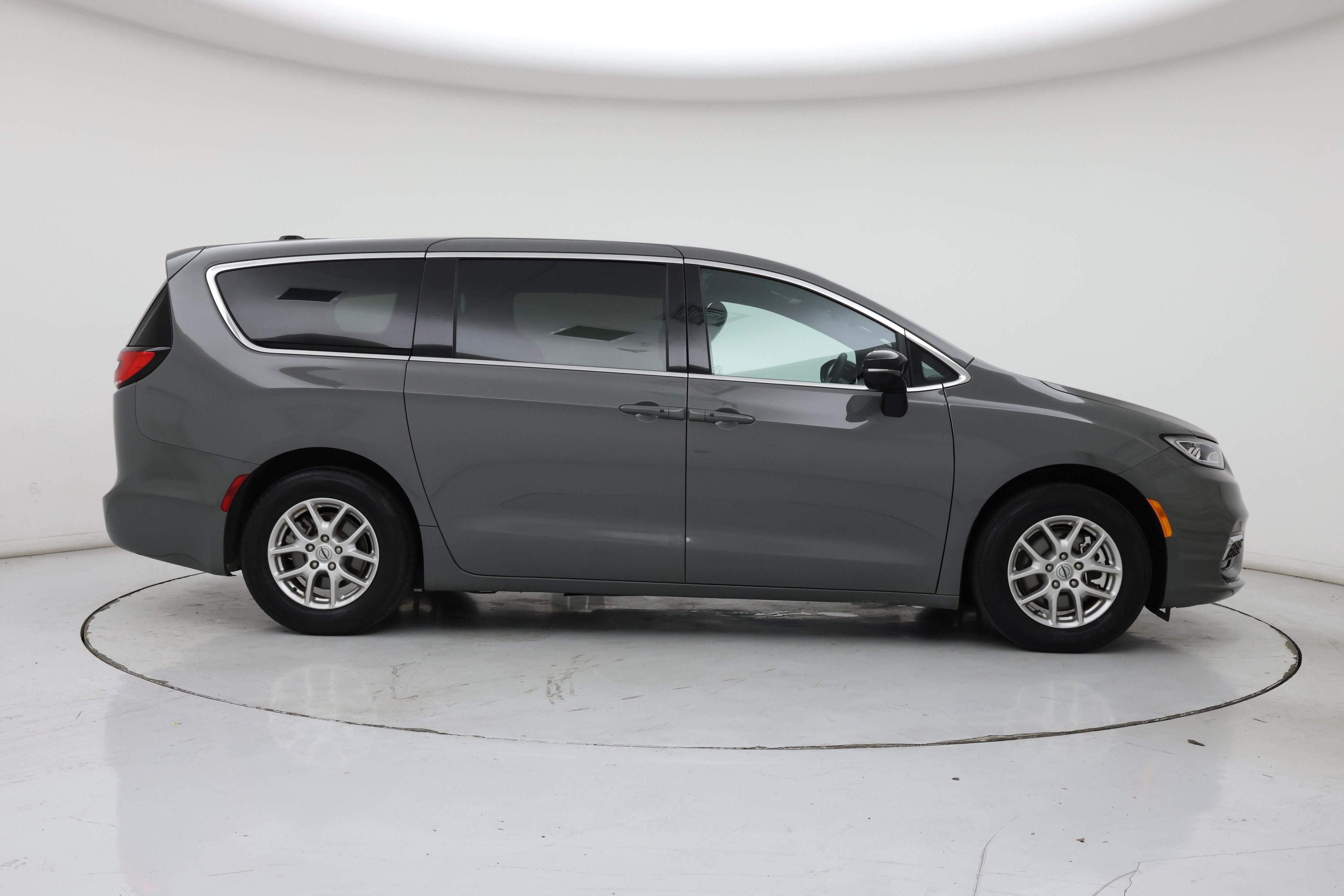 Thumbnail: 2025 Chrysler Pacifica - 7