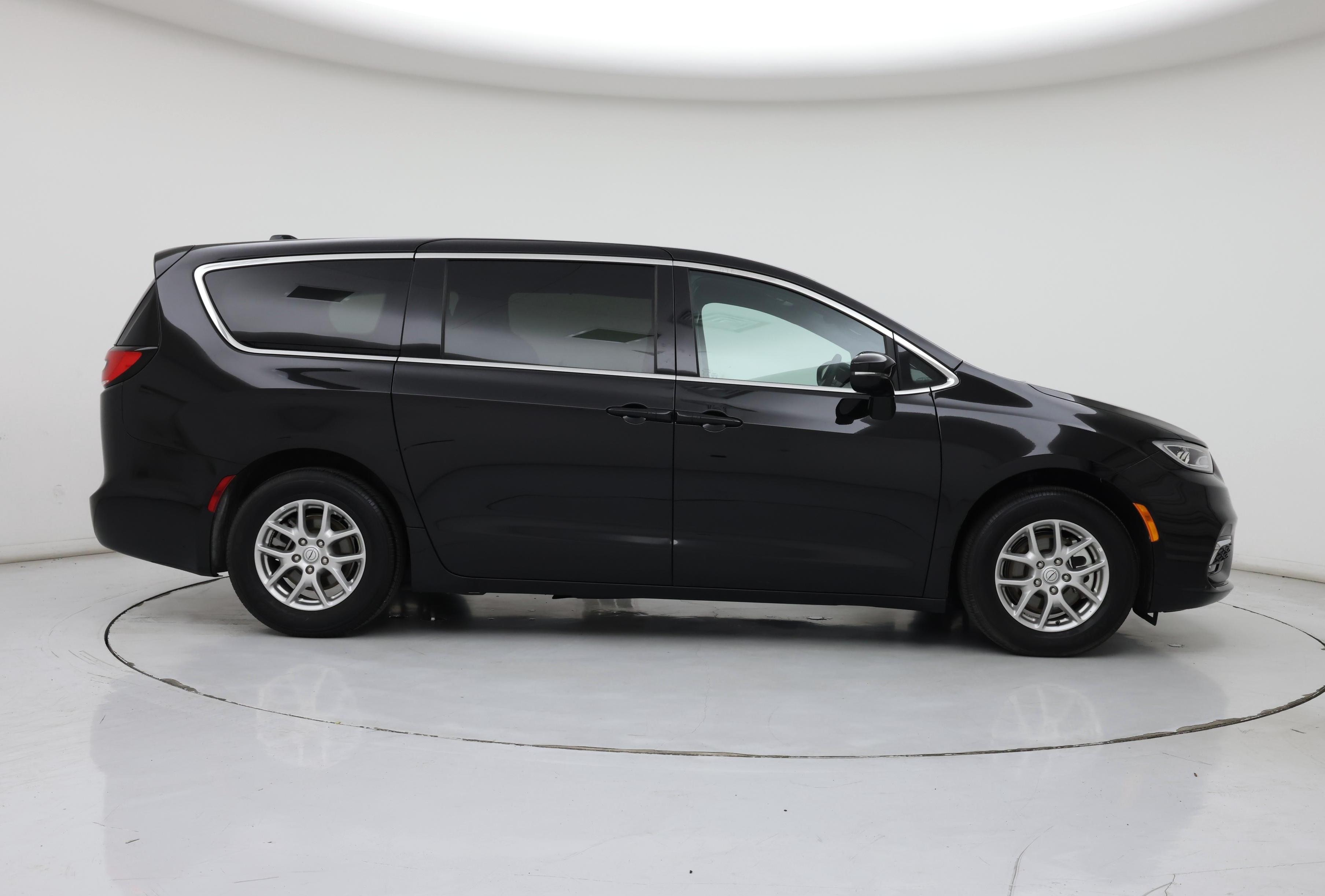 Thumbnail: 2025 Chrysler Pacifica - 7