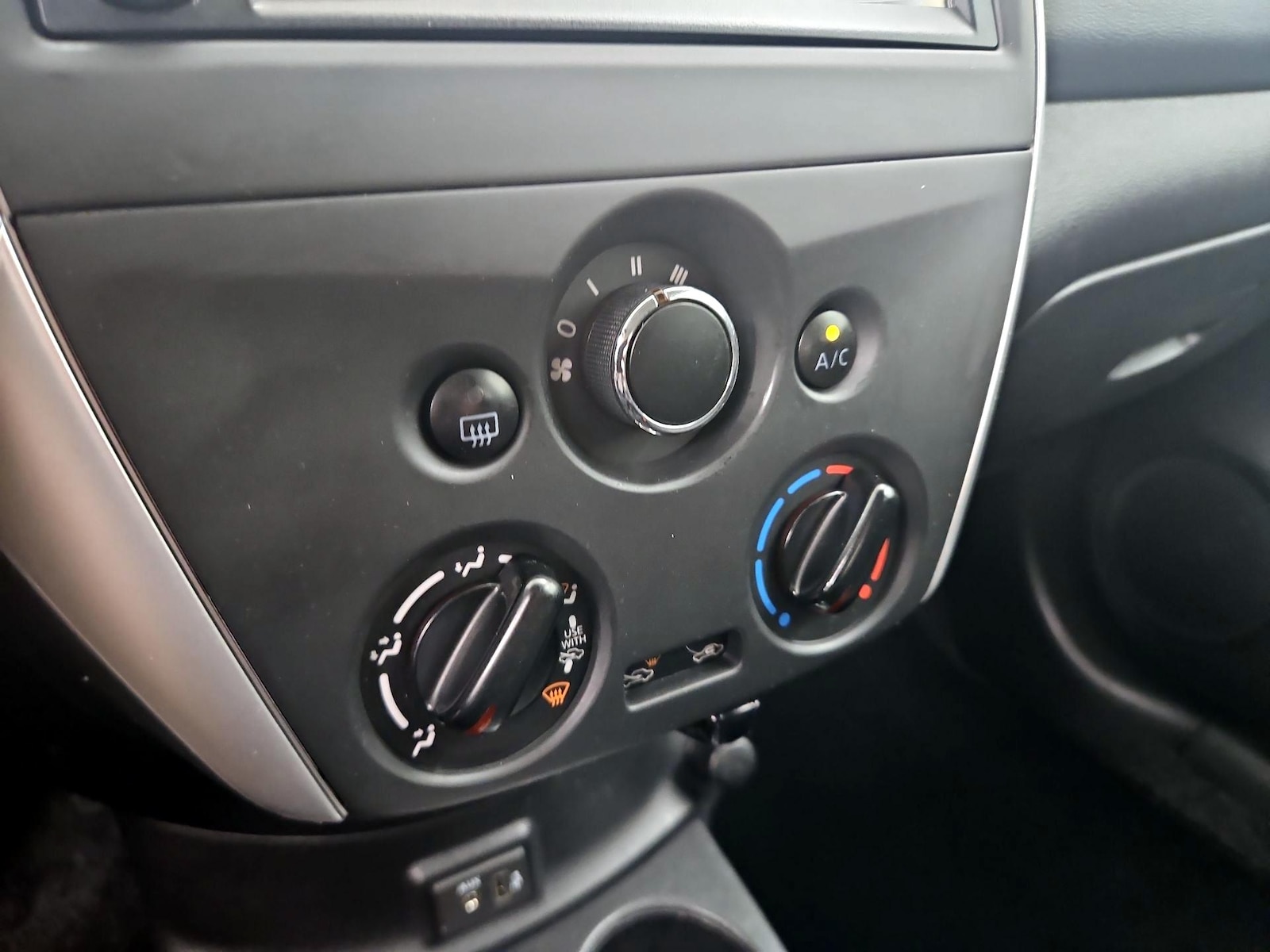 2019 Nissan Versa Sedan SV - Photo 17