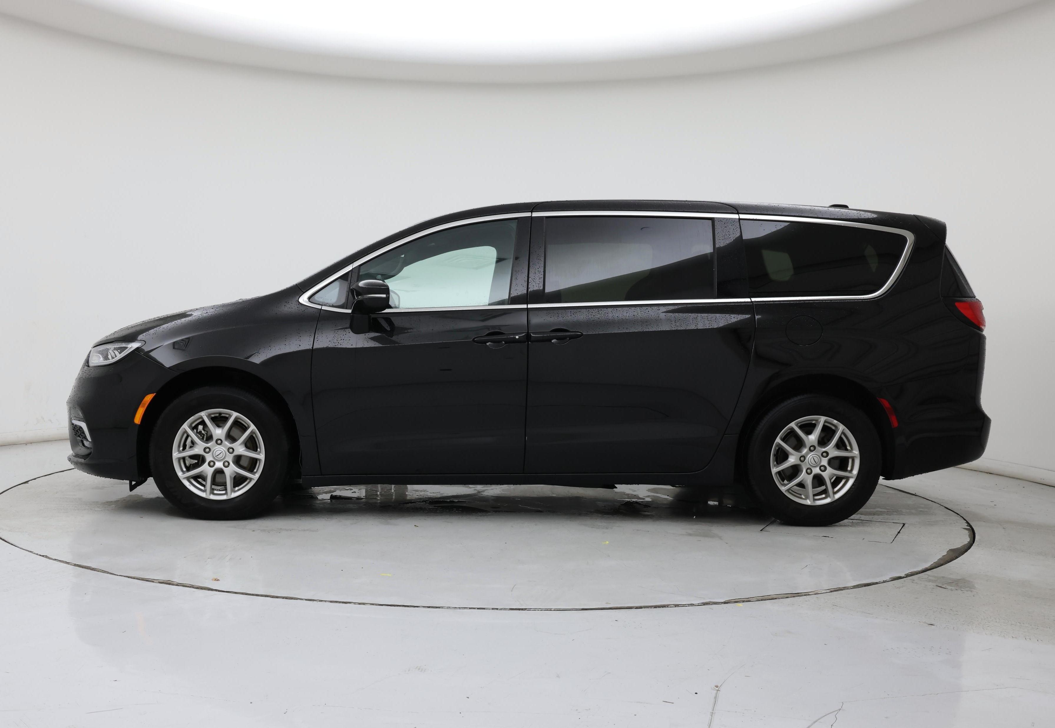 Thumbnail: 2025 Chrysler Pacifica - 3