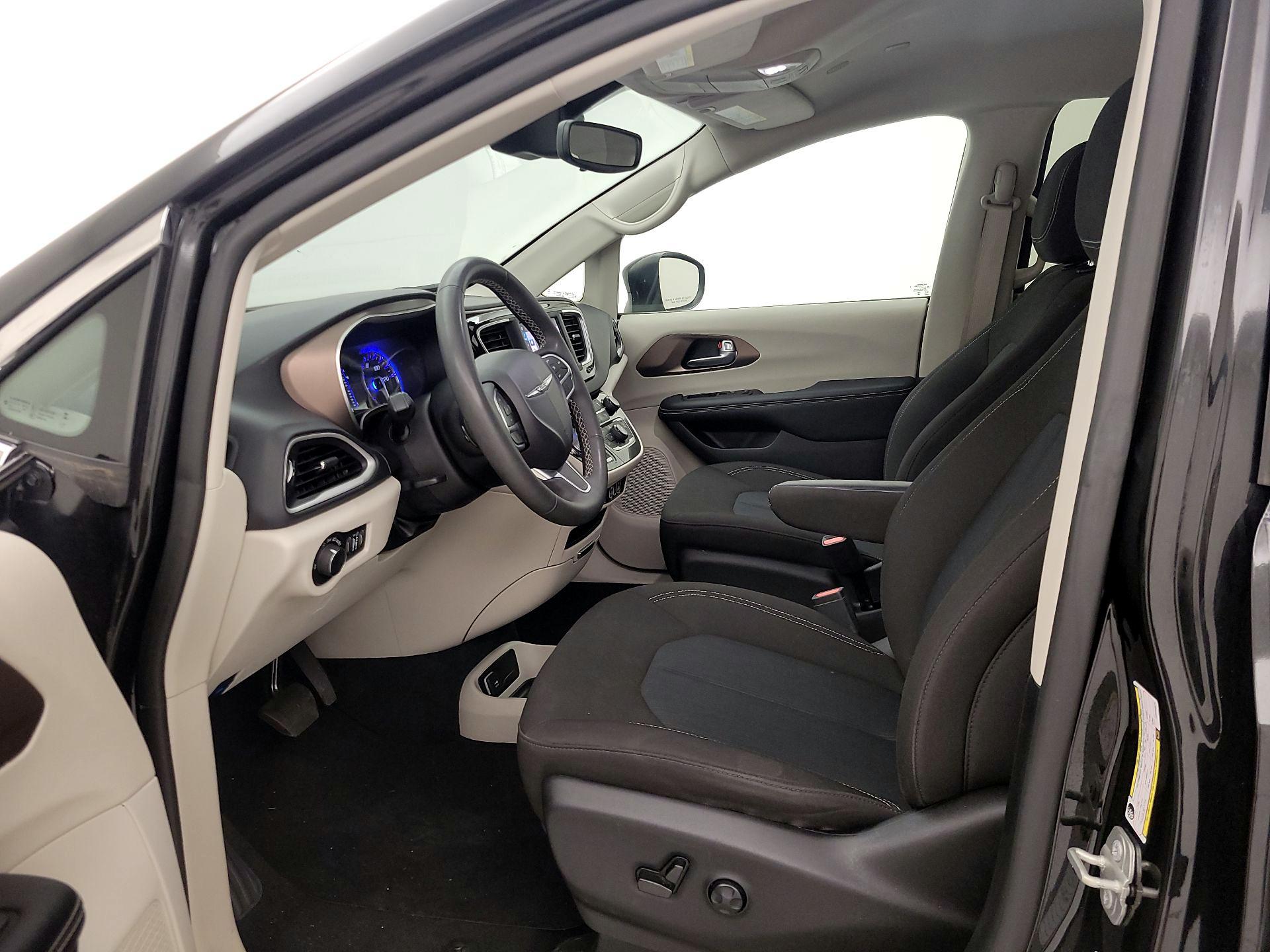 Thumbnail: 2023 Chrysler Voyager - 11