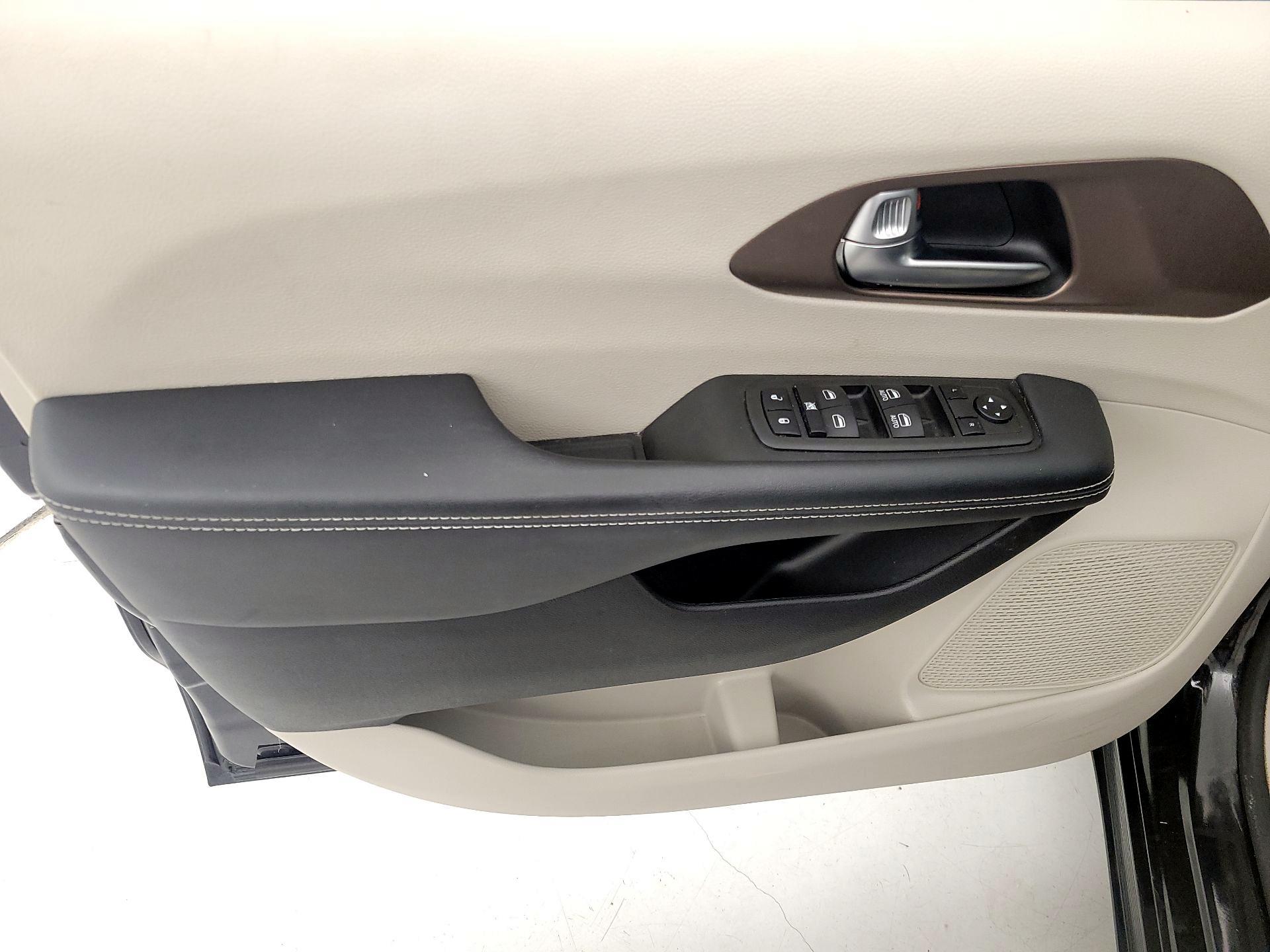 Thumbnail: 2023 Chrysler Voyager - 12