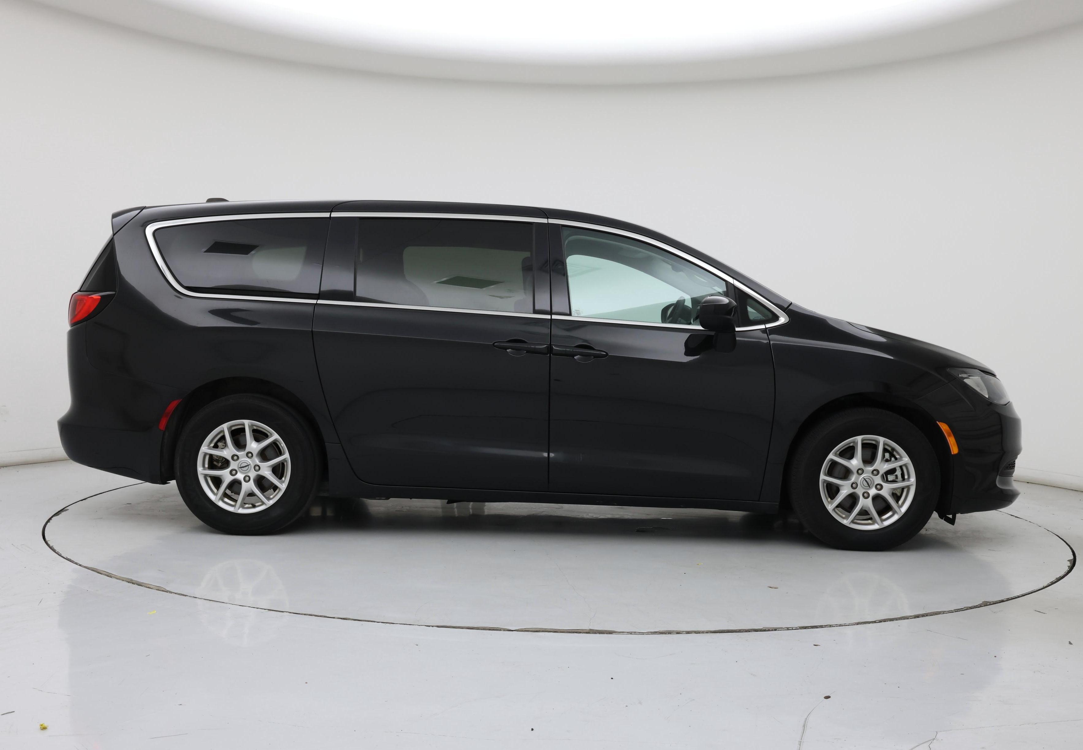 Thumbnail: 2023 Chrysler Voyager - 7