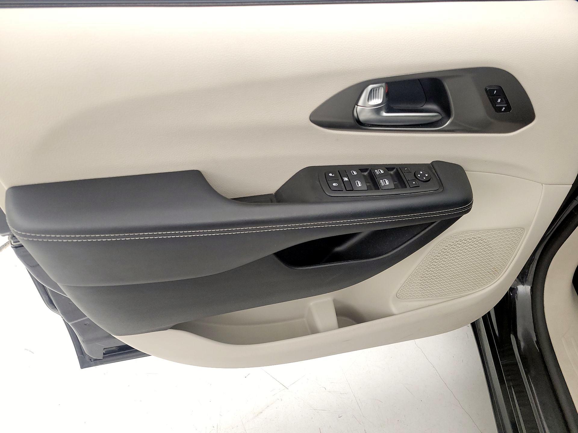 Thumbnail: 2023 Chrysler Pacifica - 12