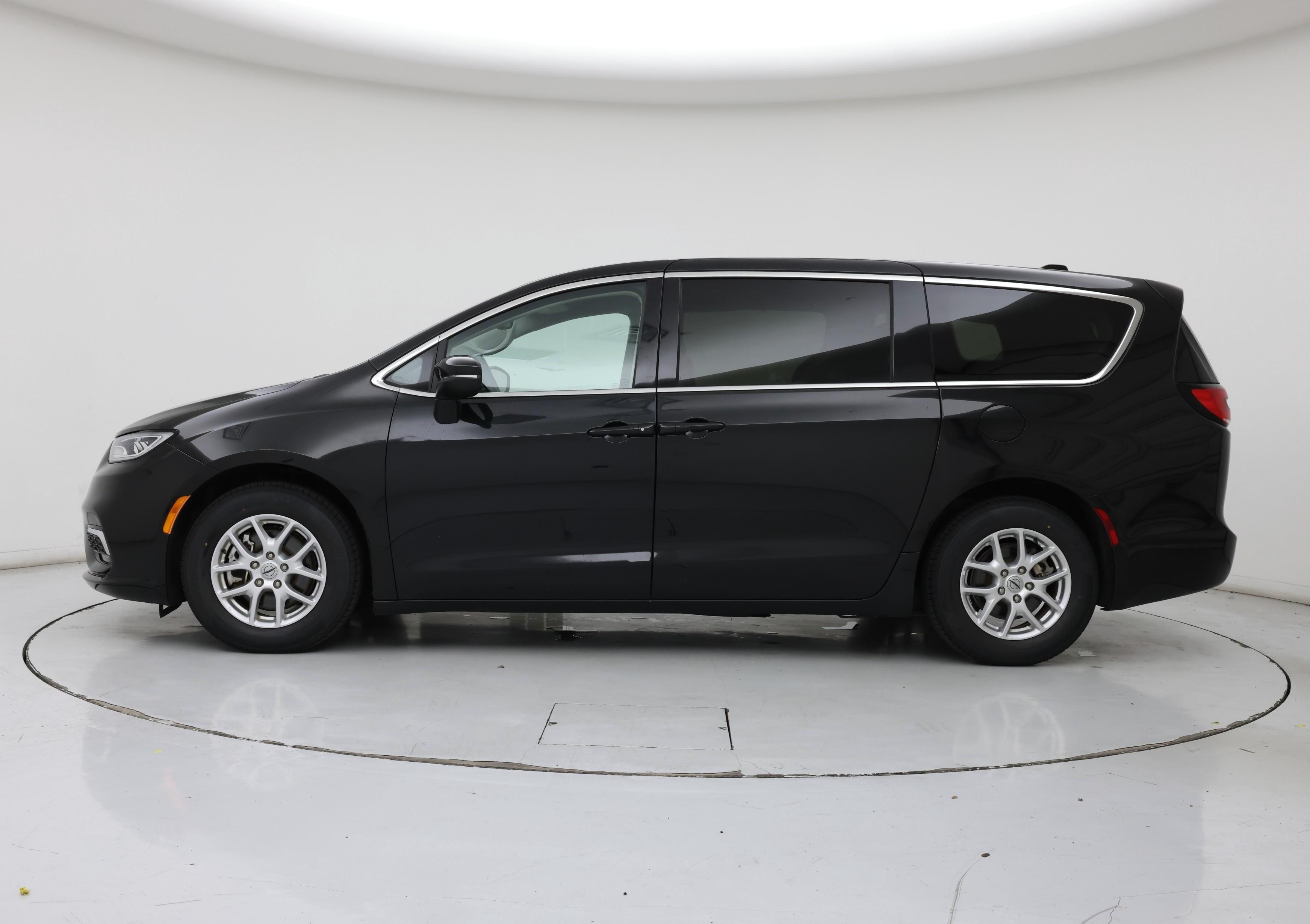 Thumbnail: 2023 Chrysler Pacifica - 3