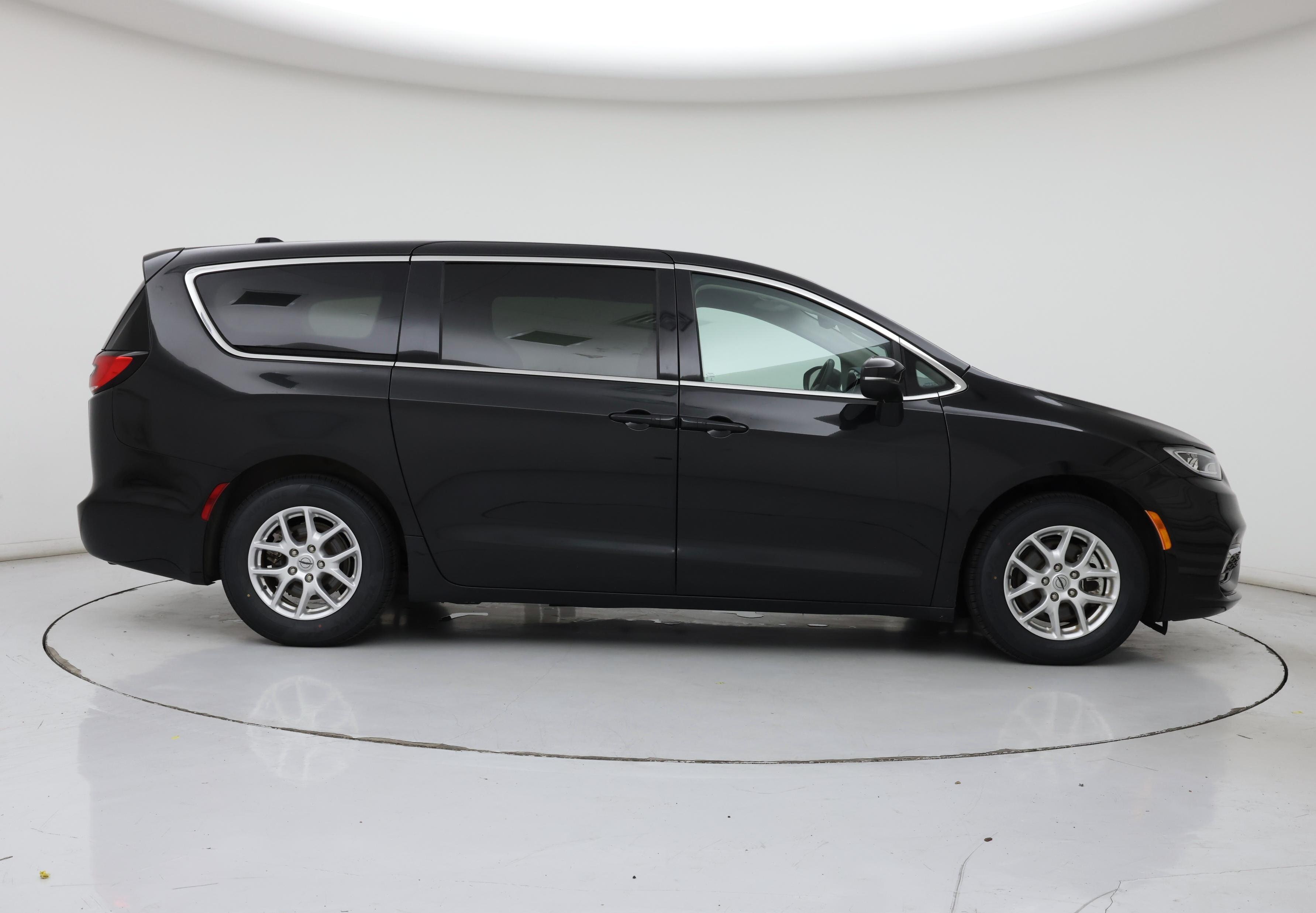 Thumbnail: 2023 Chrysler Pacifica - 7