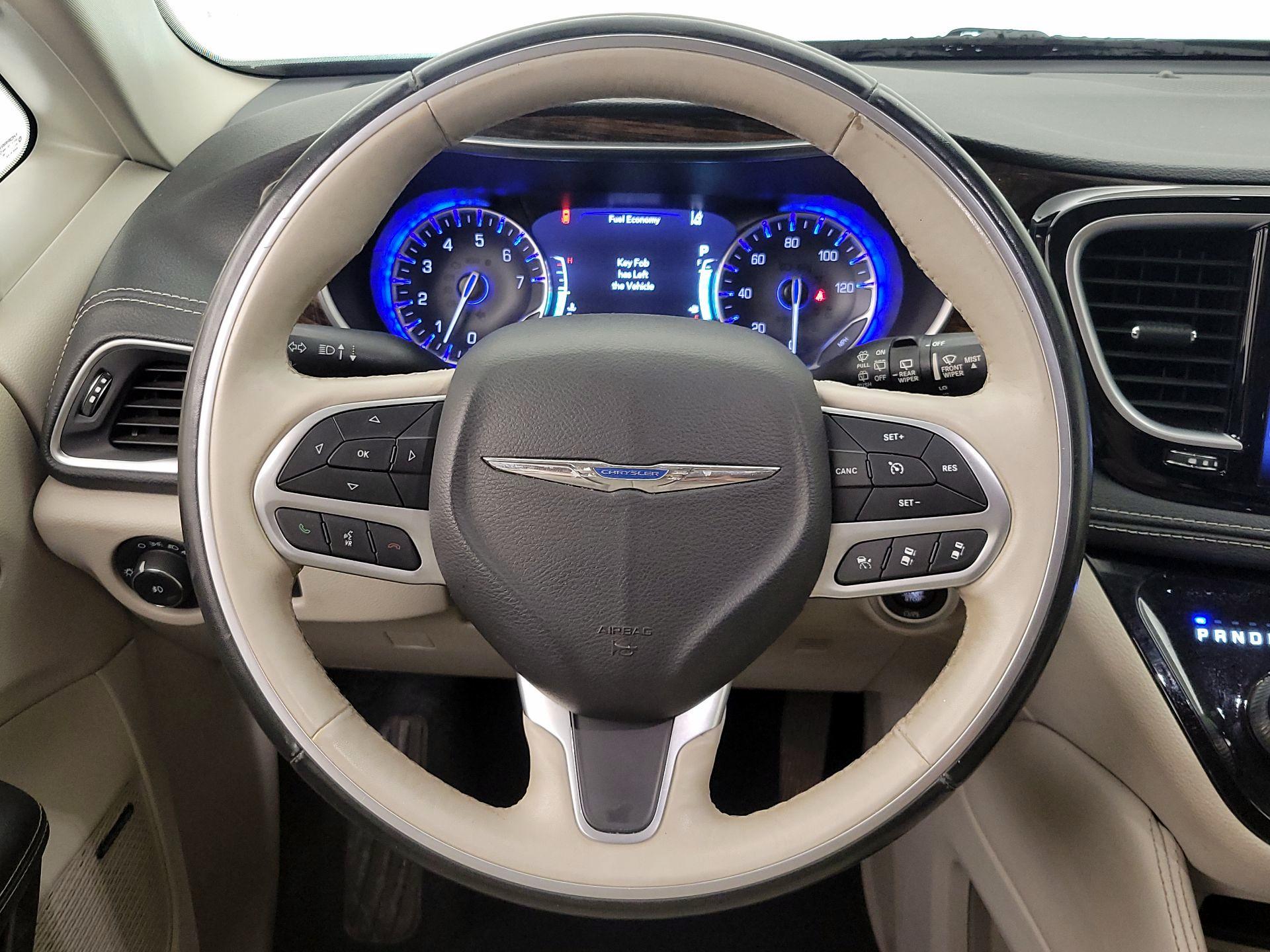 Thumbnail: 2021 Chrysler Pacifica - 10