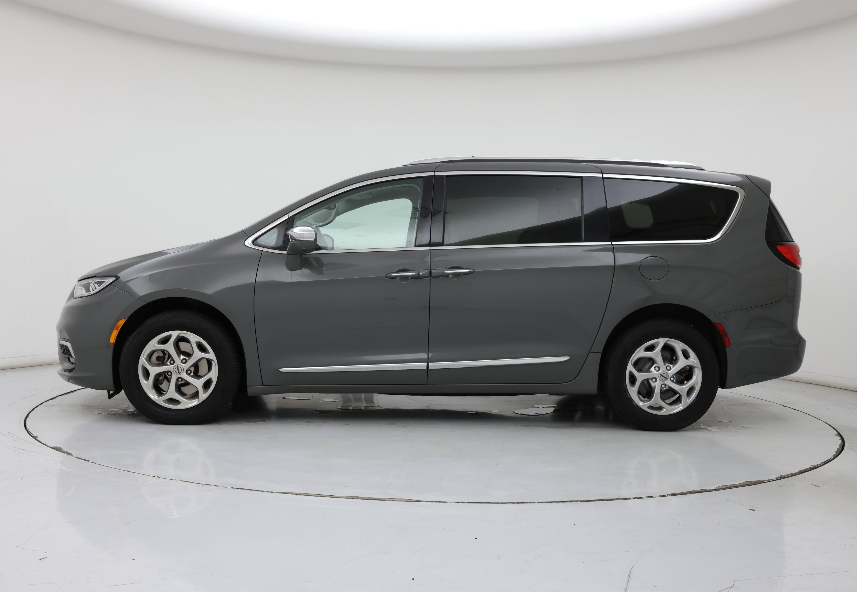 Thumbnail: 2021 Chrysler Pacifica - 3