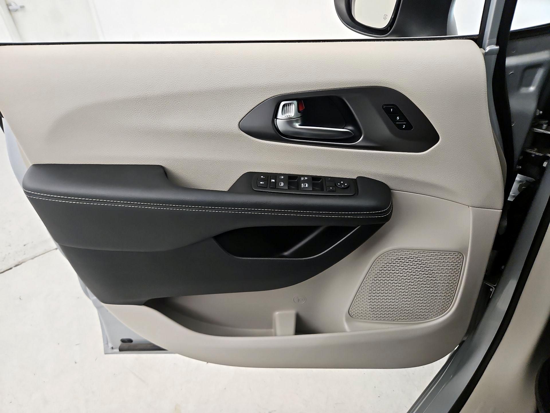 Thumbnail: 2023 Chrysler Pacifica - 12