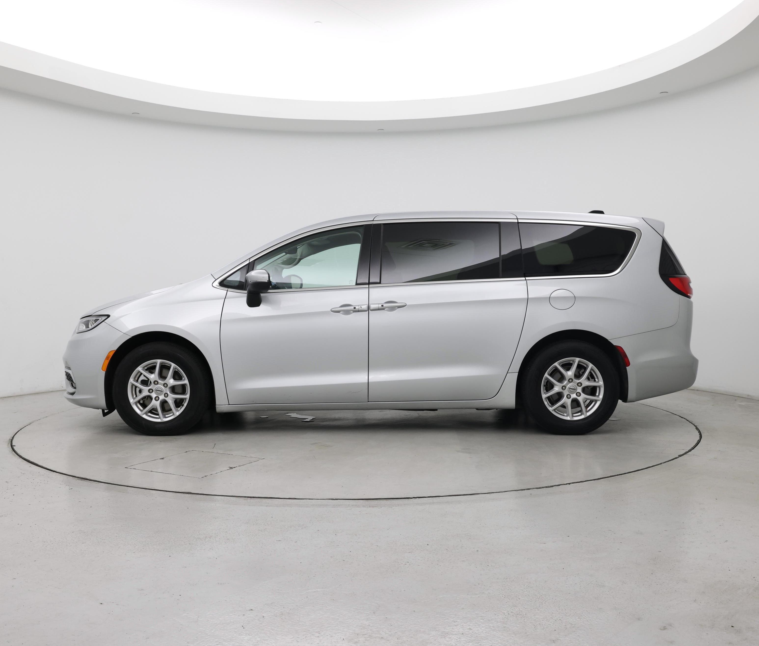 Thumbnail: 2023 Chrysler Pacifica - 3