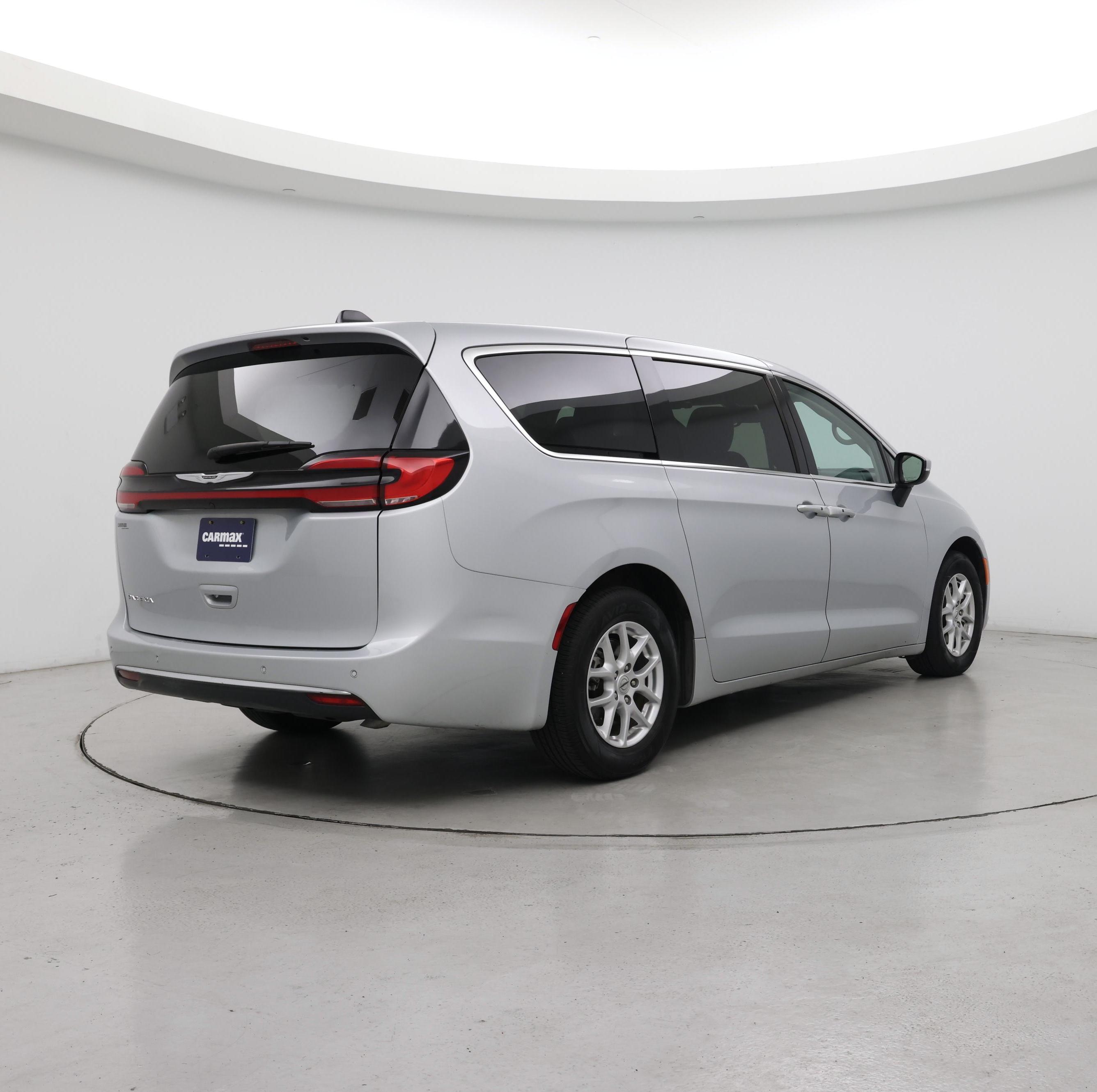 Thumbnail: 2023 Chrysler Pacifica - 8