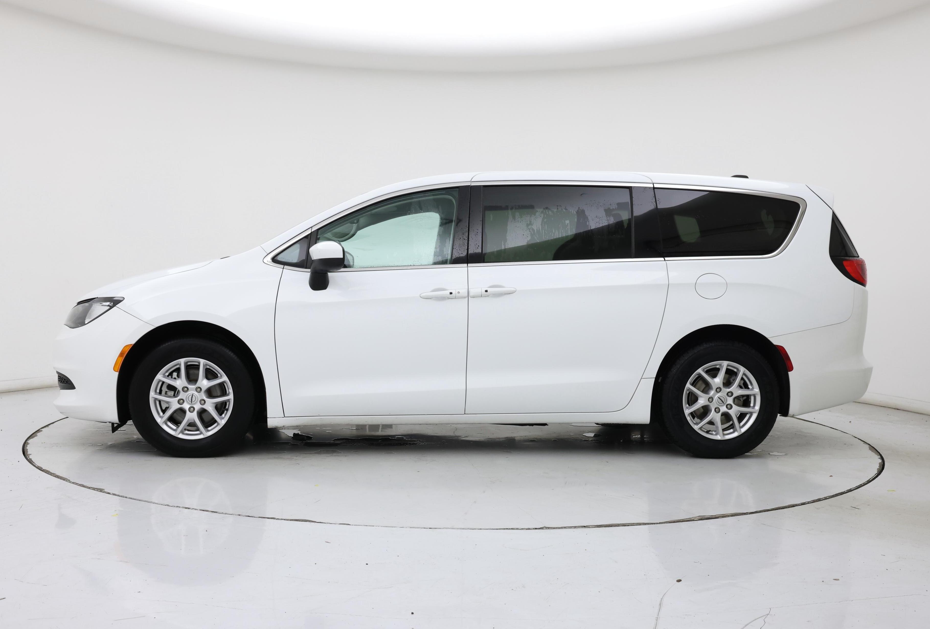 Thumbnail: 2023 Chrysler Voyager - 3