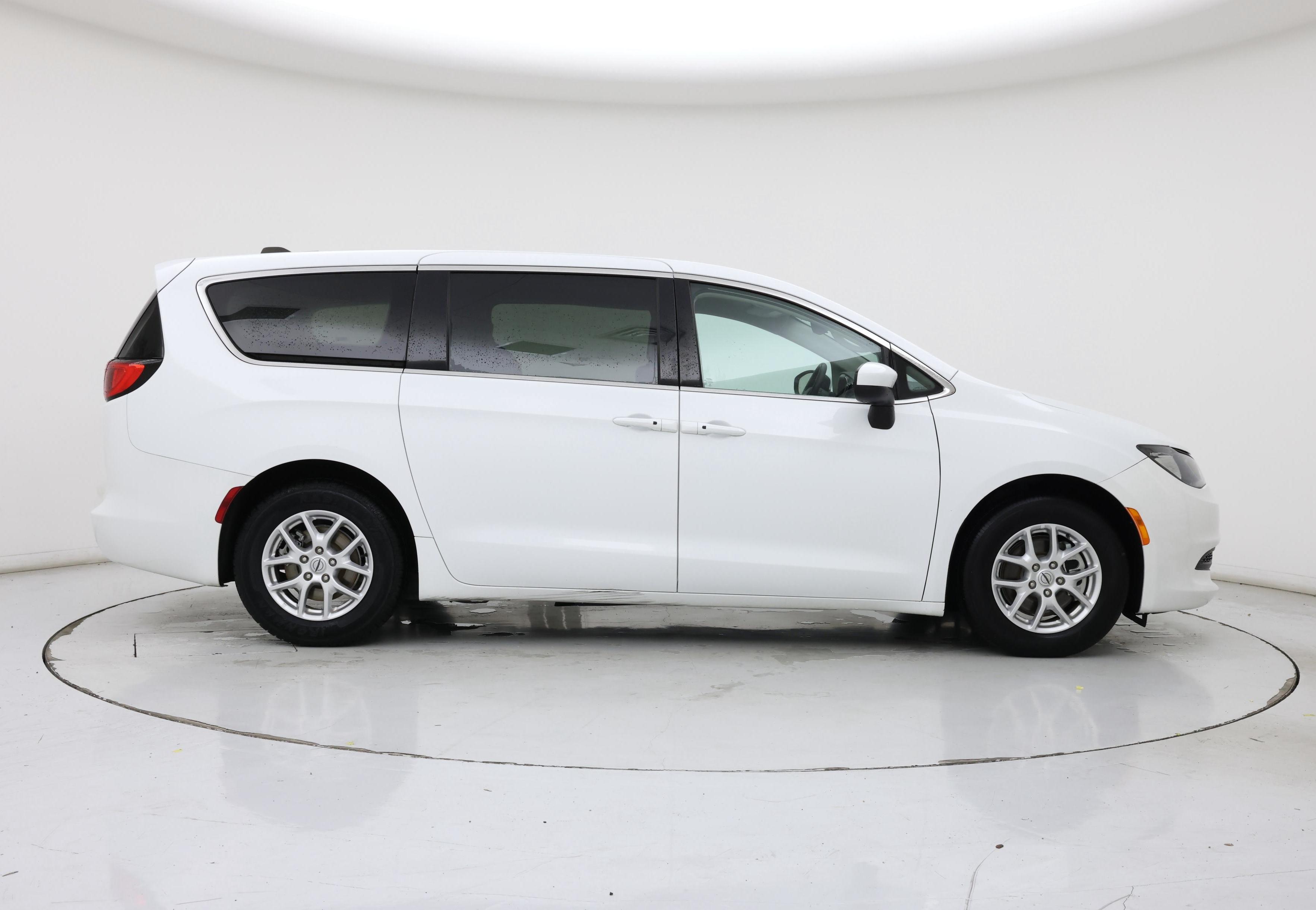 Thumbnail: 2023 Chrysler Voyager - 7