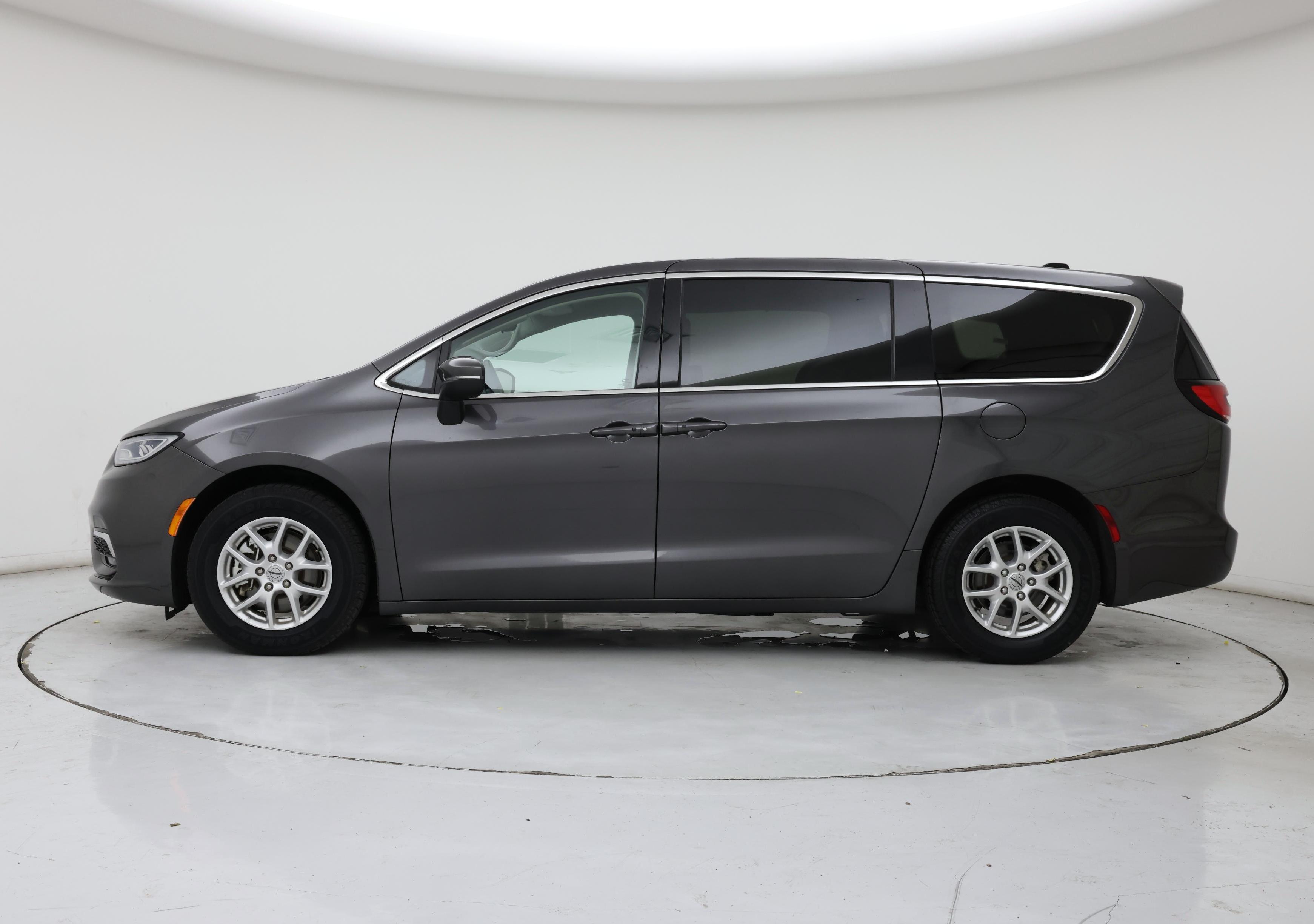 Thumbnail: 2023 Chrysler Pacifica - 3