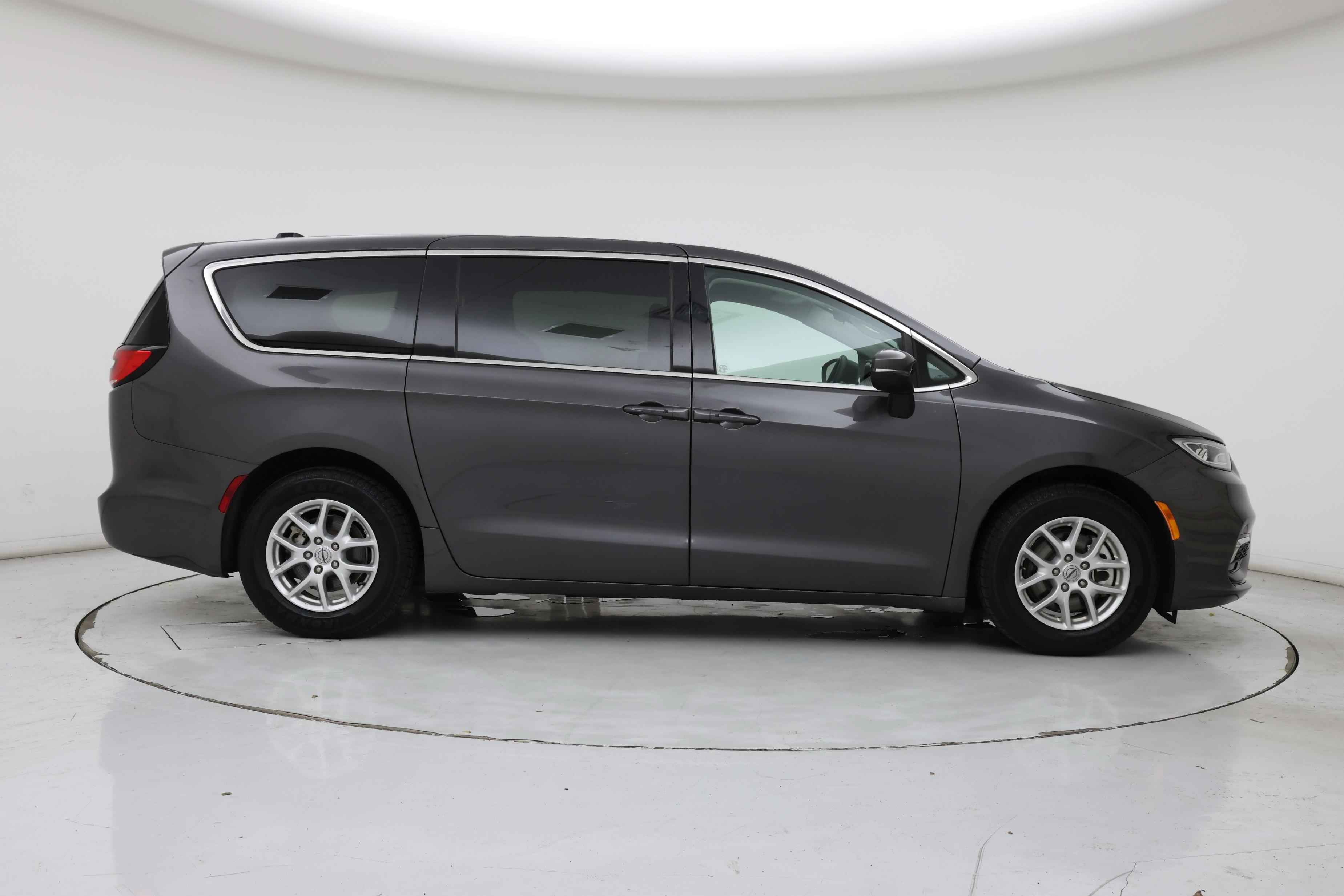 Thumbnail: 2023 Chrysler Pacifica - 7