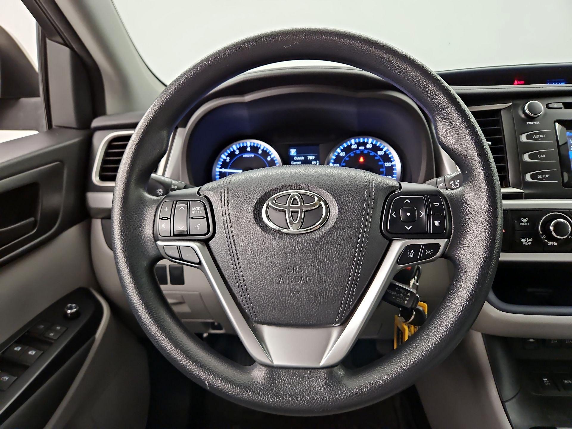 Thumbnail: 2017 Toyota Highlander - 10