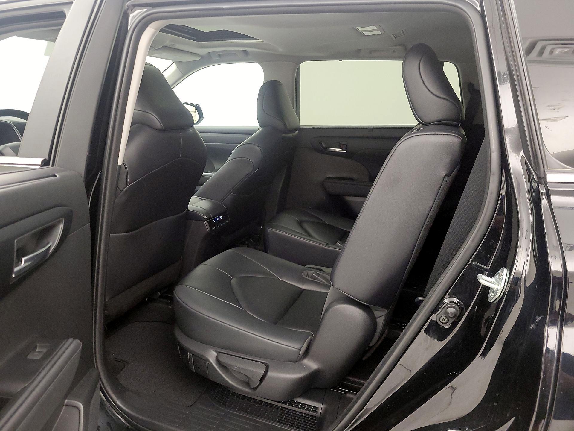 Thumbnail: 2023 Toyota Highlander - 20