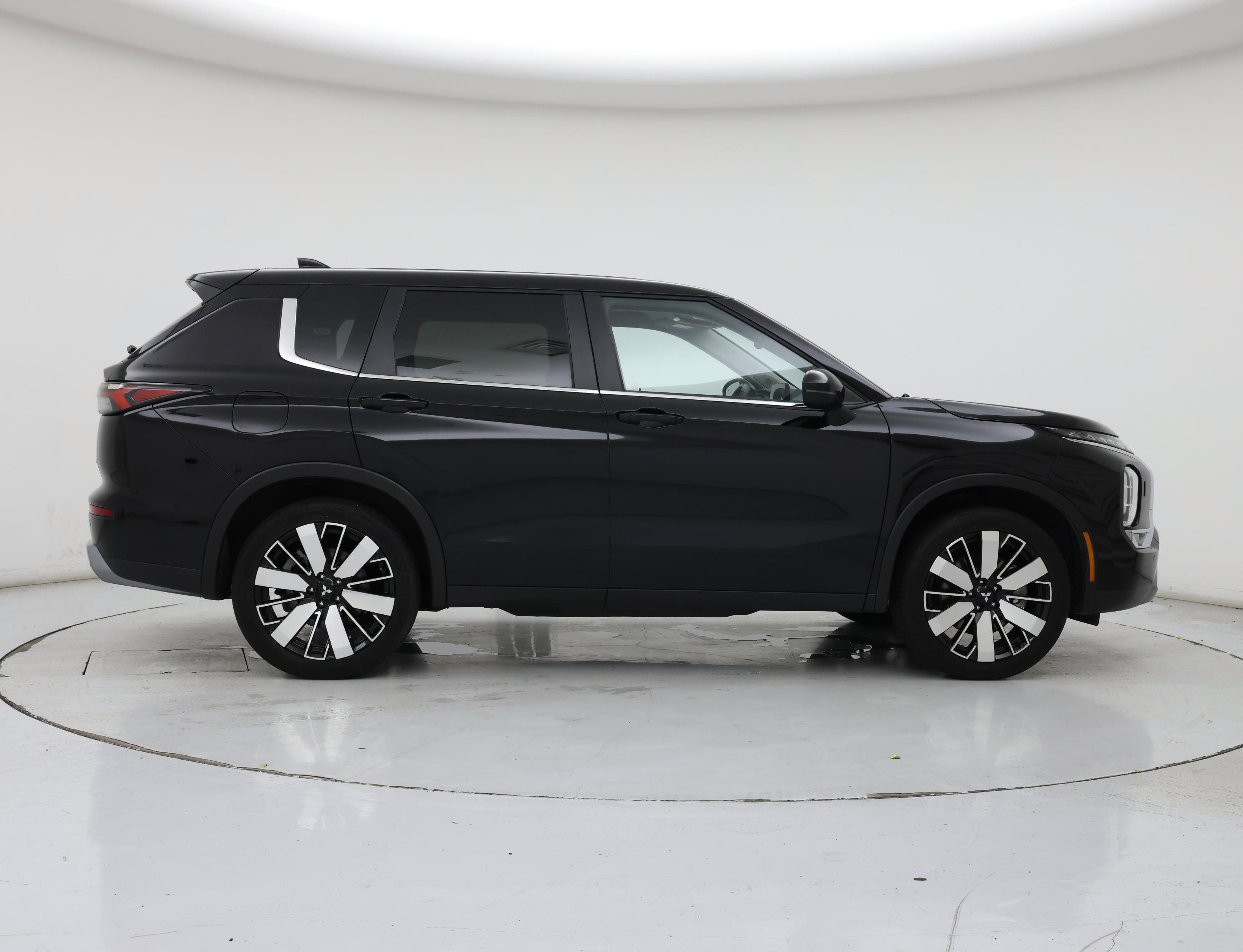 Thumbnail: 2025 Mitsubishi Outlander - 7
