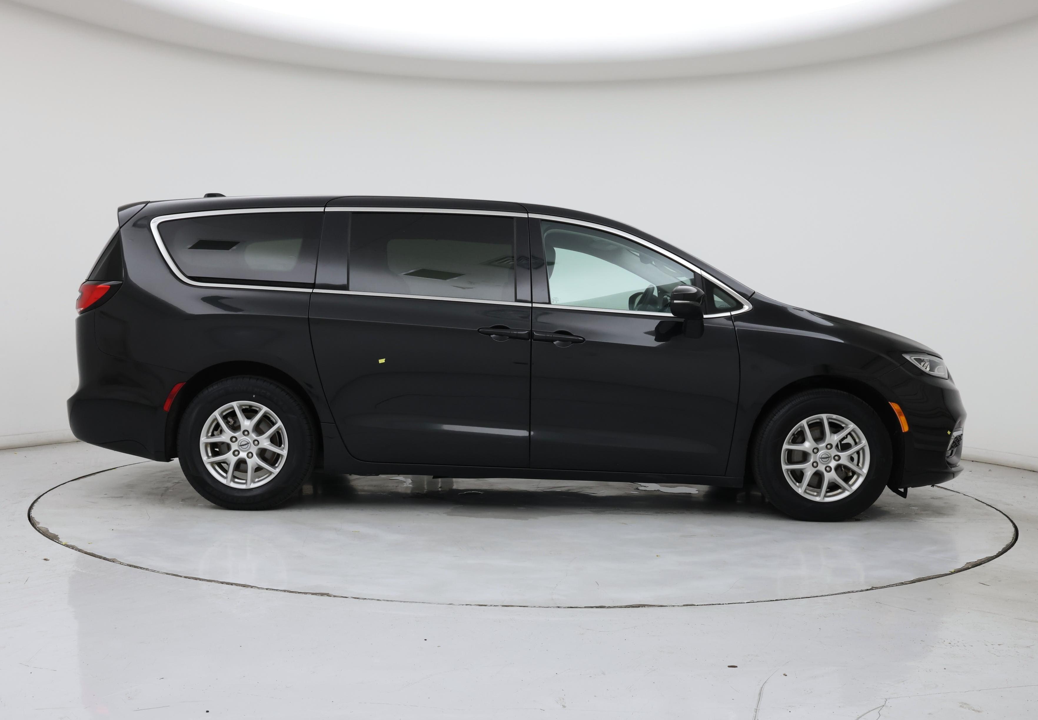 Thumbnail: 2023 Chrysler Pacifica - 7