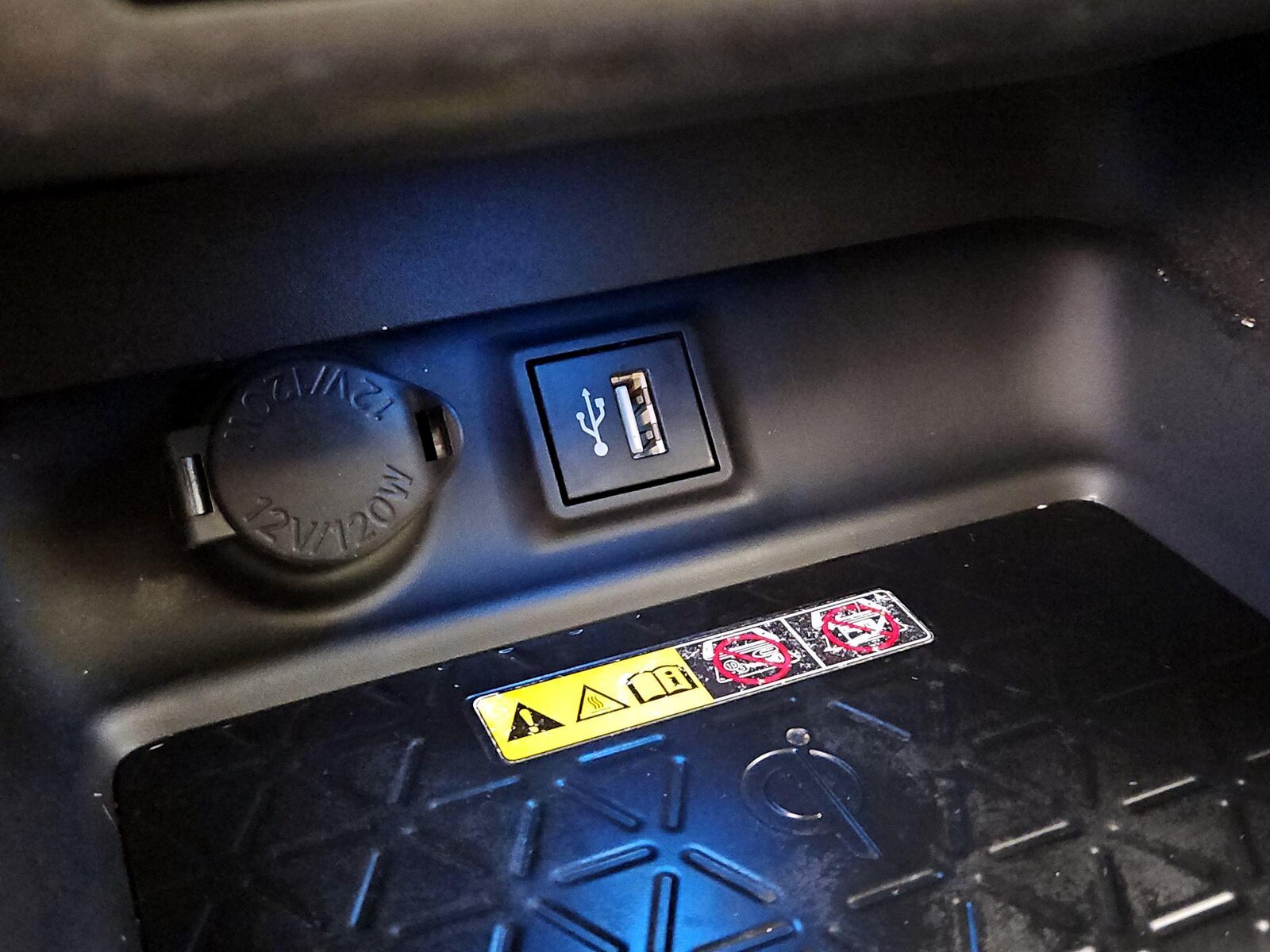 2023 Toyota RAV4 XSE - Photo 19