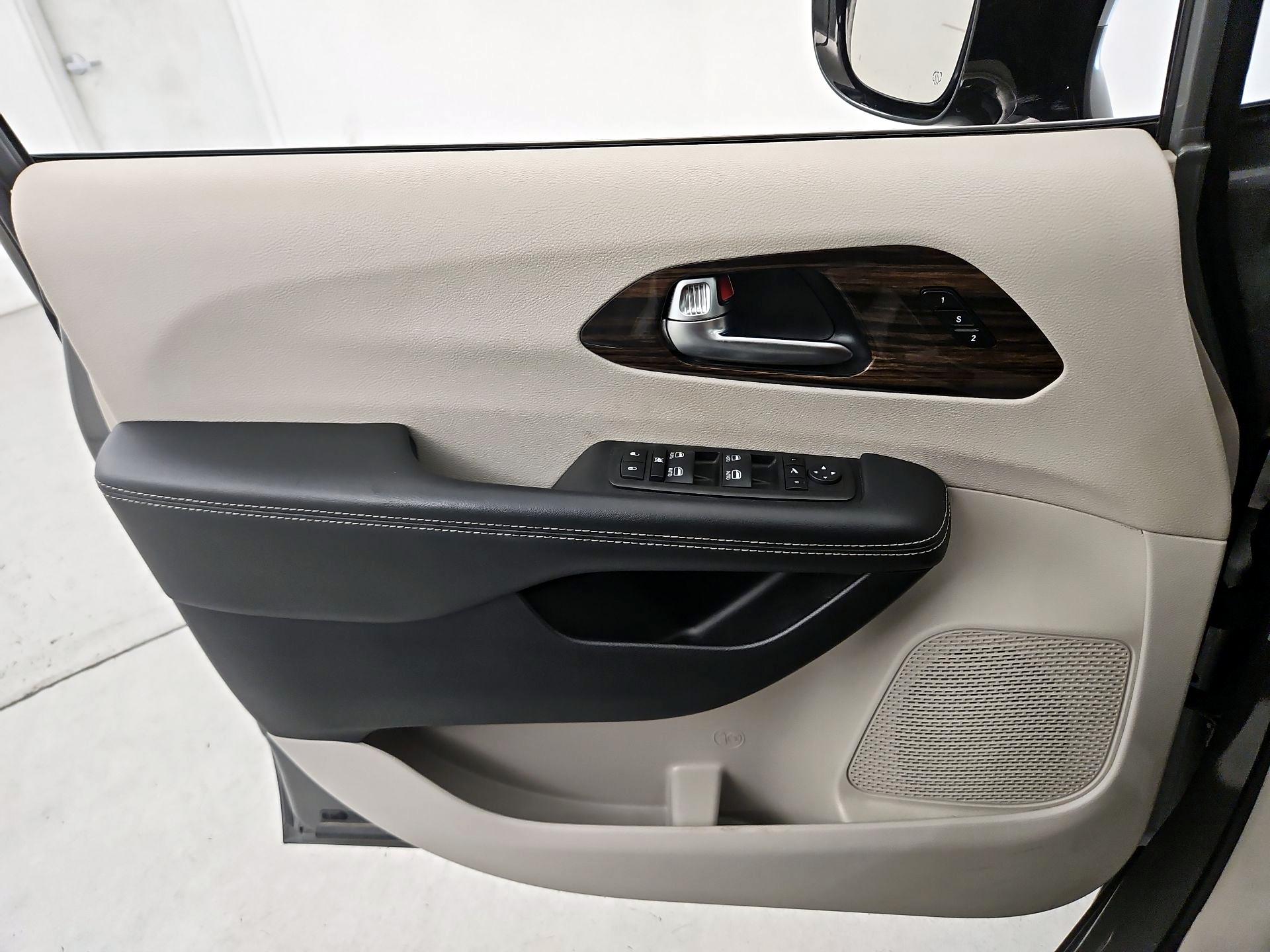 Thumbnail: 2023 Chrysler Pacifica - 12