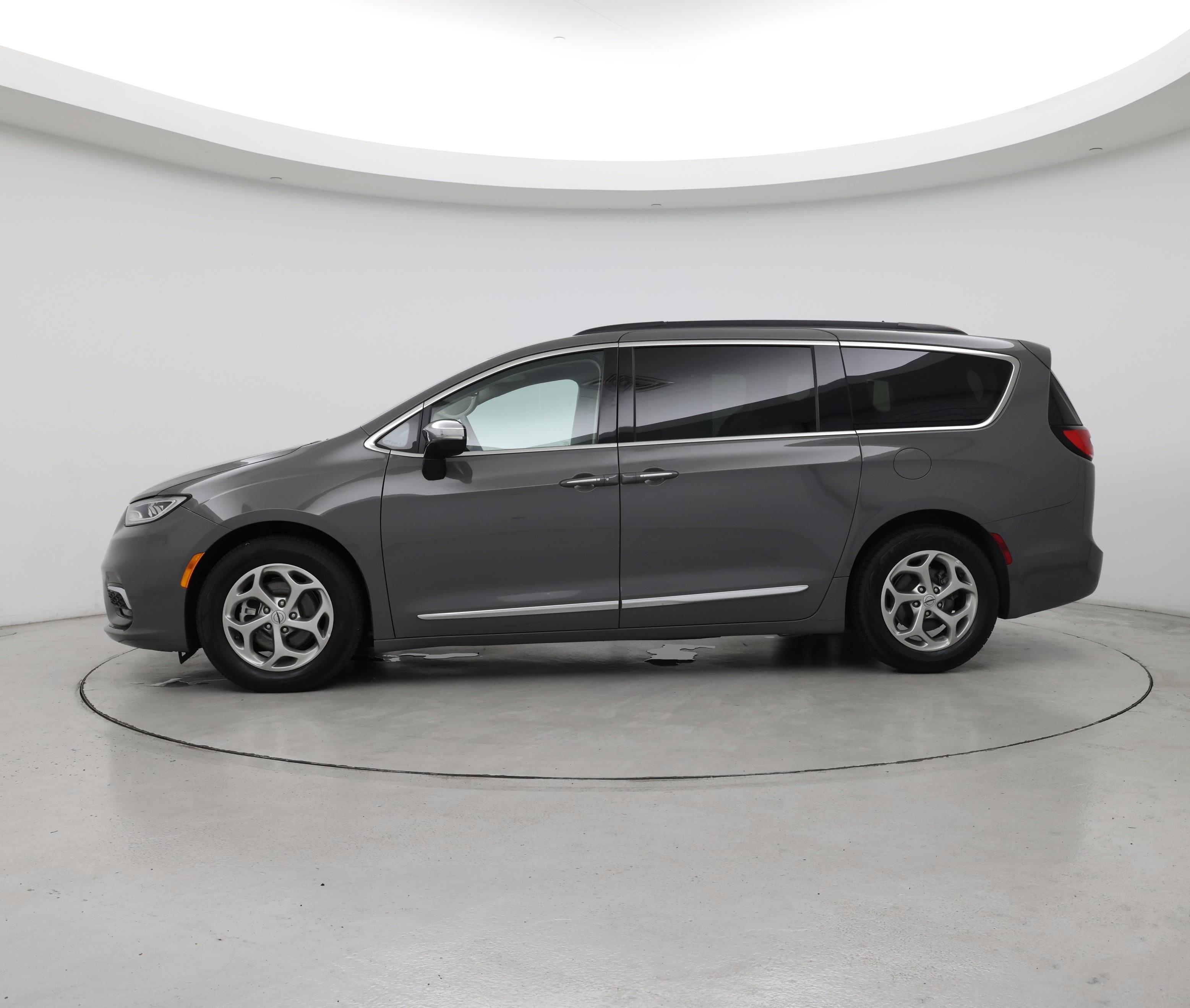 Thumbnail: 2023 Chrysler Pacifica - 3