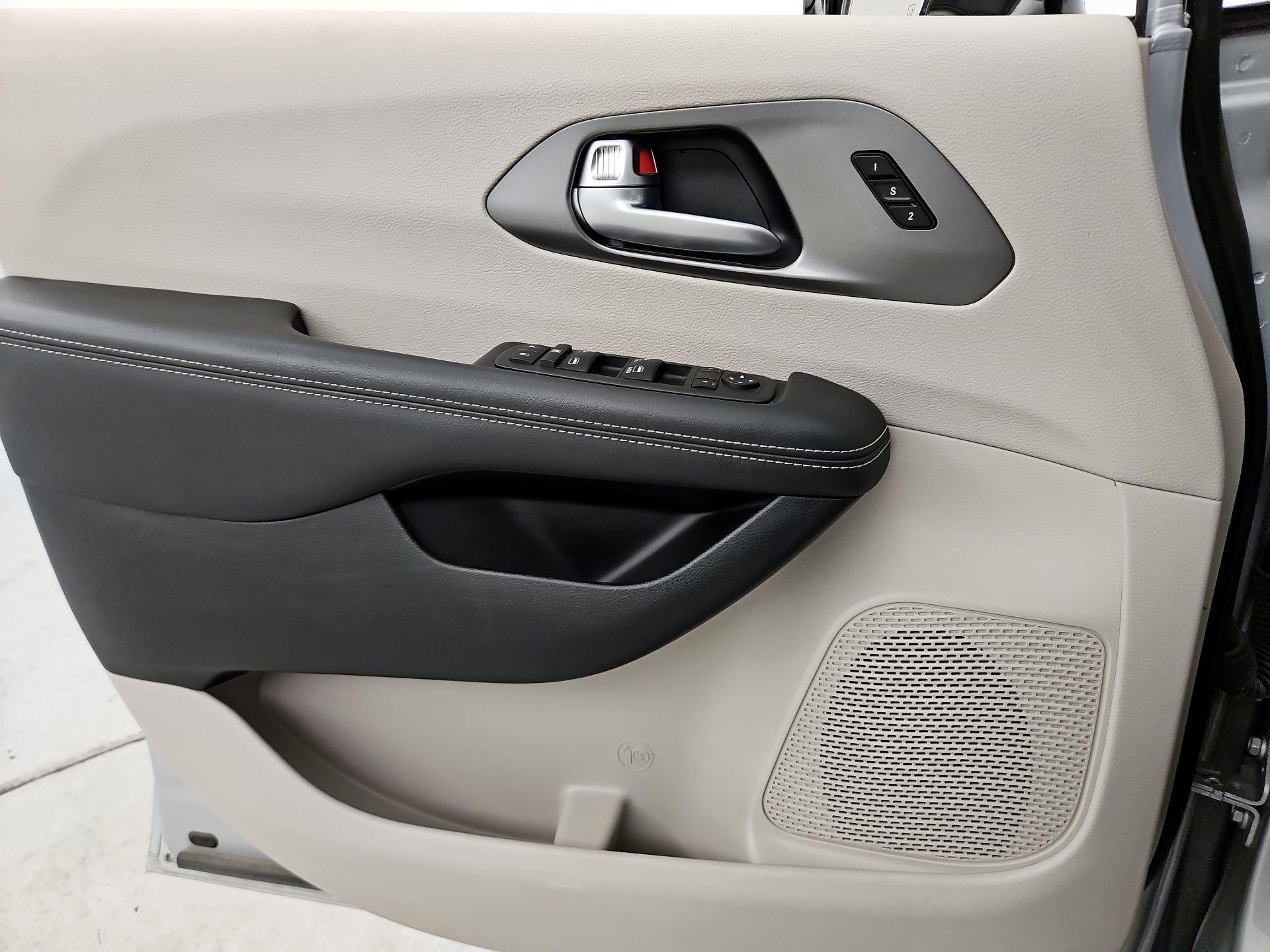 Thumbnail: 2024 Chrysler Pacifica - 12