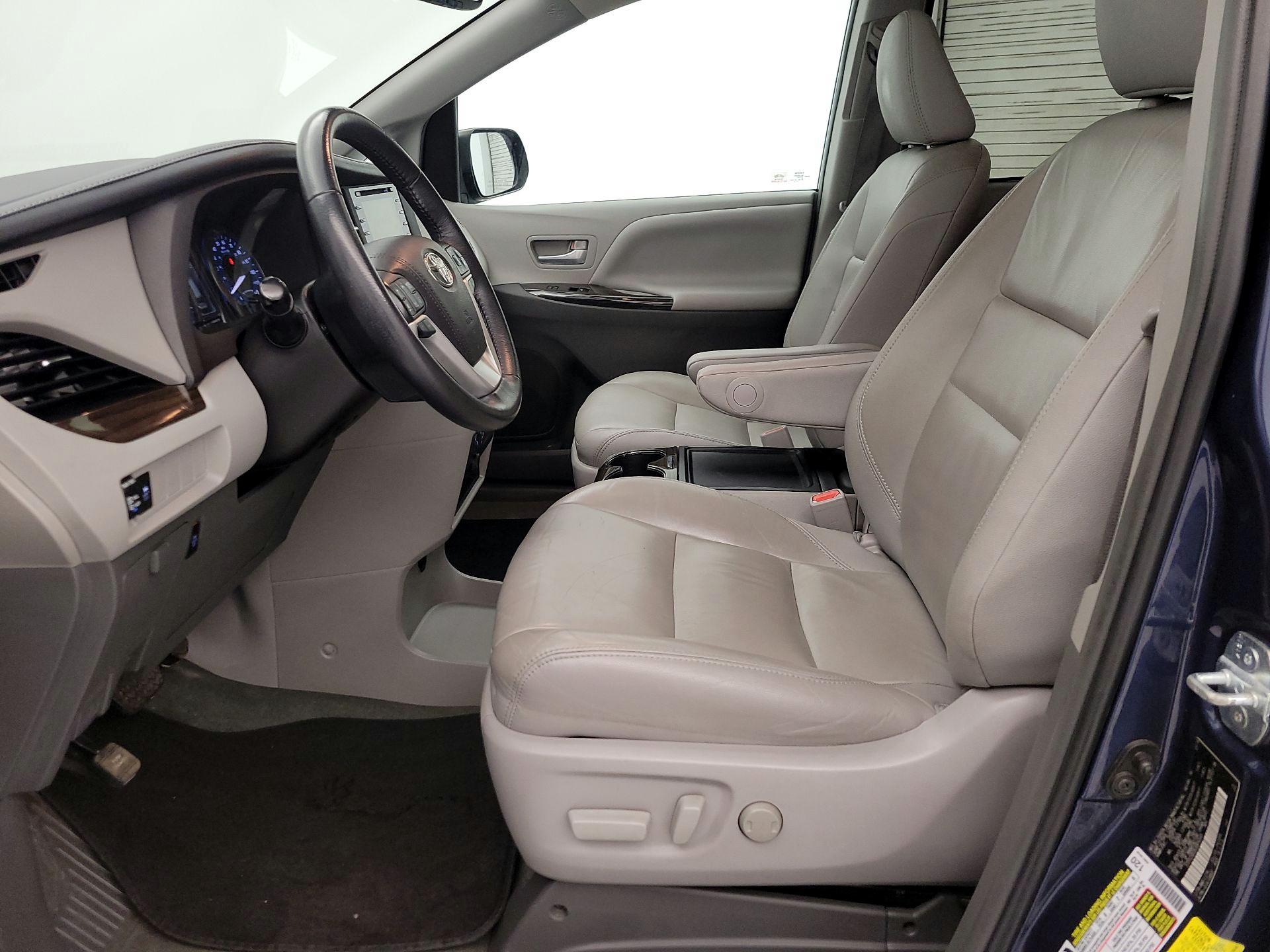 Thumbnail: 2018 Toyota Sienna - 11