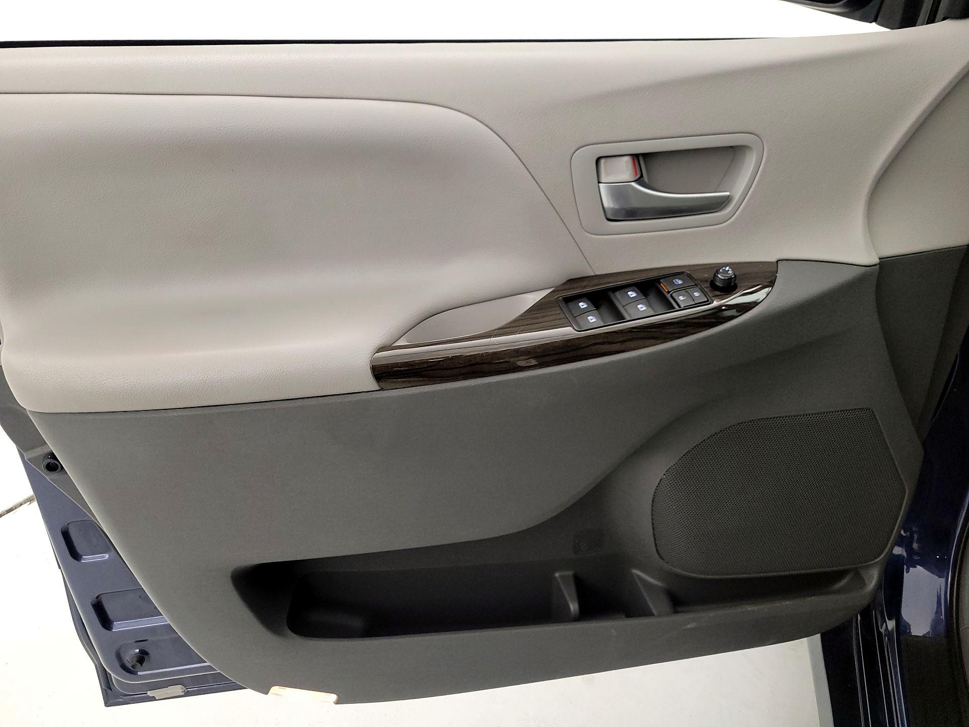 Thumbnail: 2018 Toyota Sienna - 12