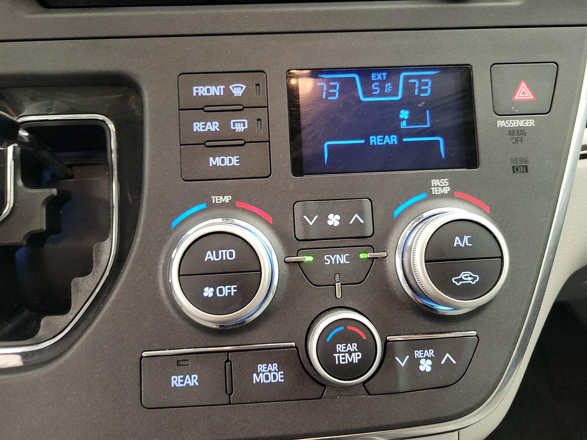 Thumbnail: 2018 Toyota Sienna - 16