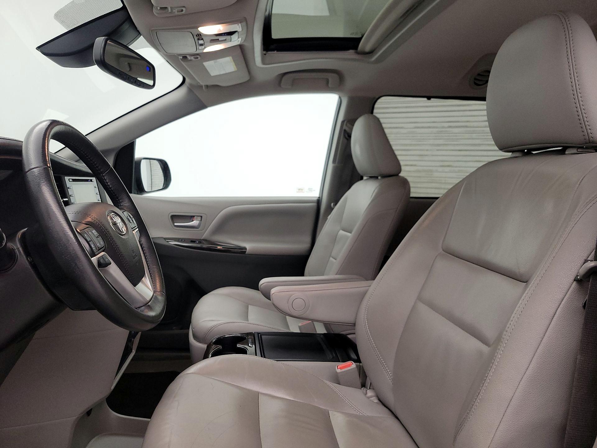 Thumbnail: 2018 Toyota Sienna - 19