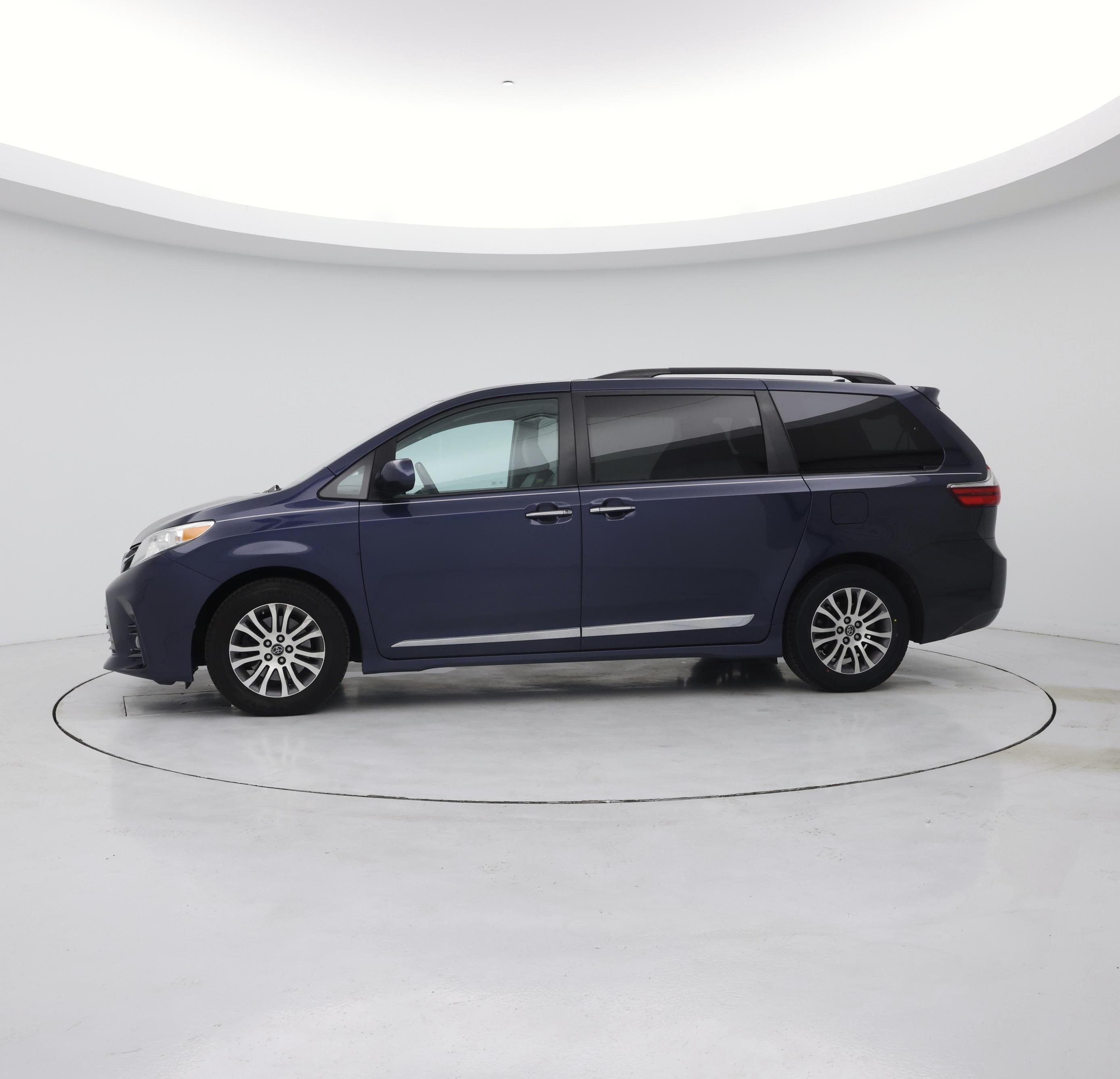 Thumbnail: 2018 Toyota Sienna - 3
