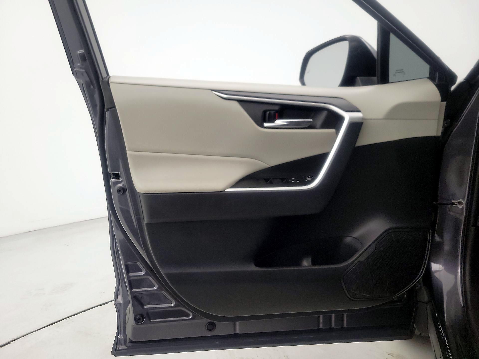 Thumbnail: 2021 Toyota RAV4 - 12