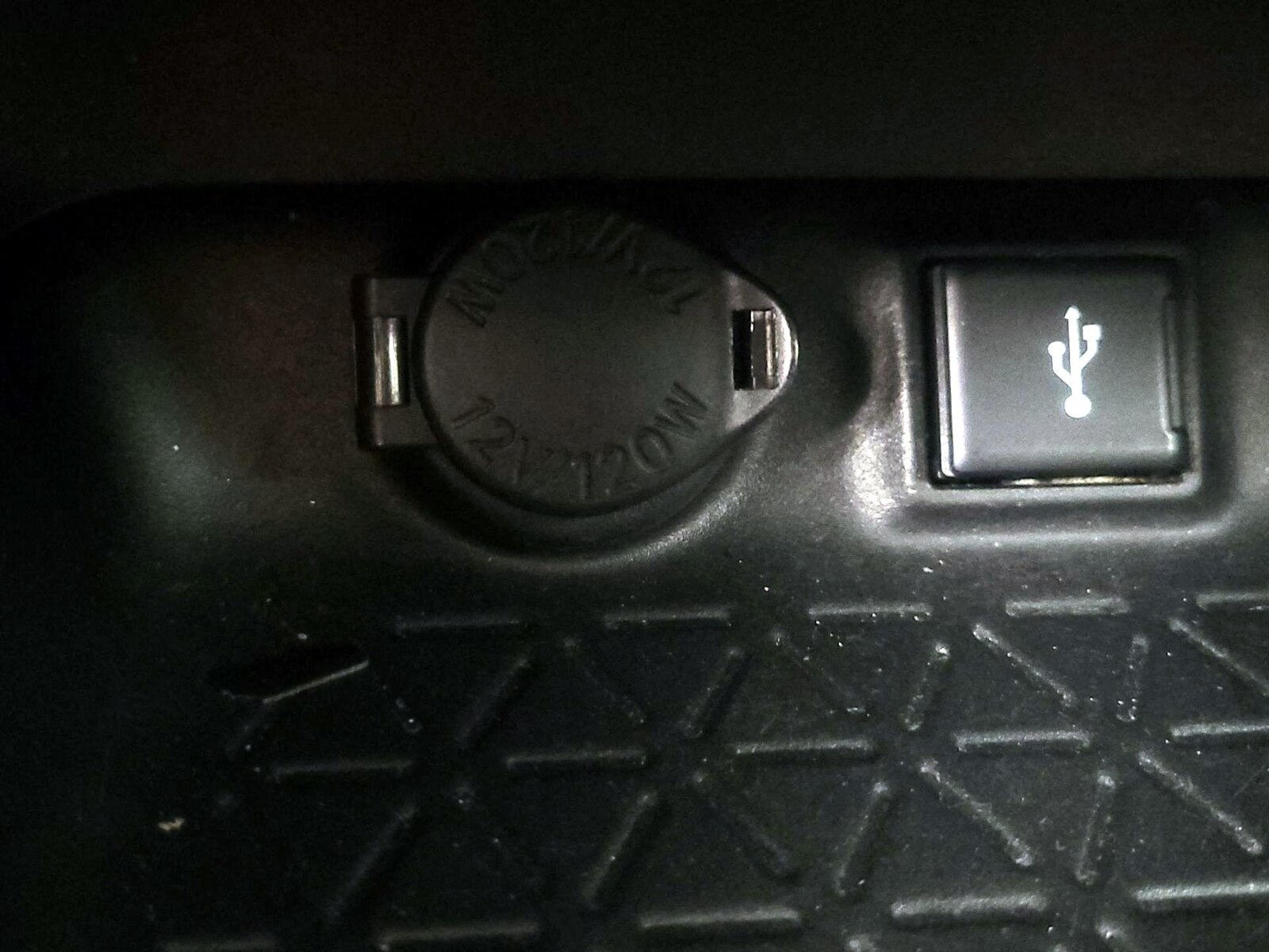 2021 Toyota RAV4 XLE - Photo 19