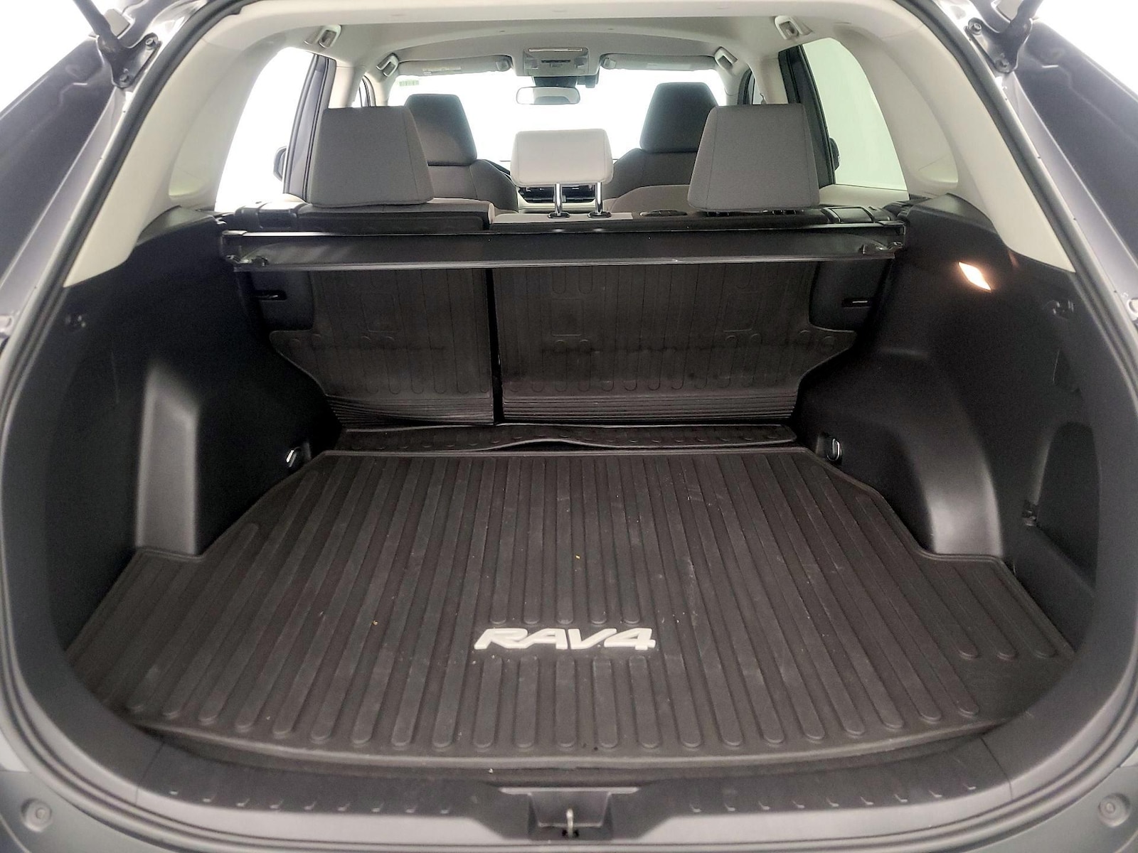 2021 Toyota RAV4 XLE - Photo 21