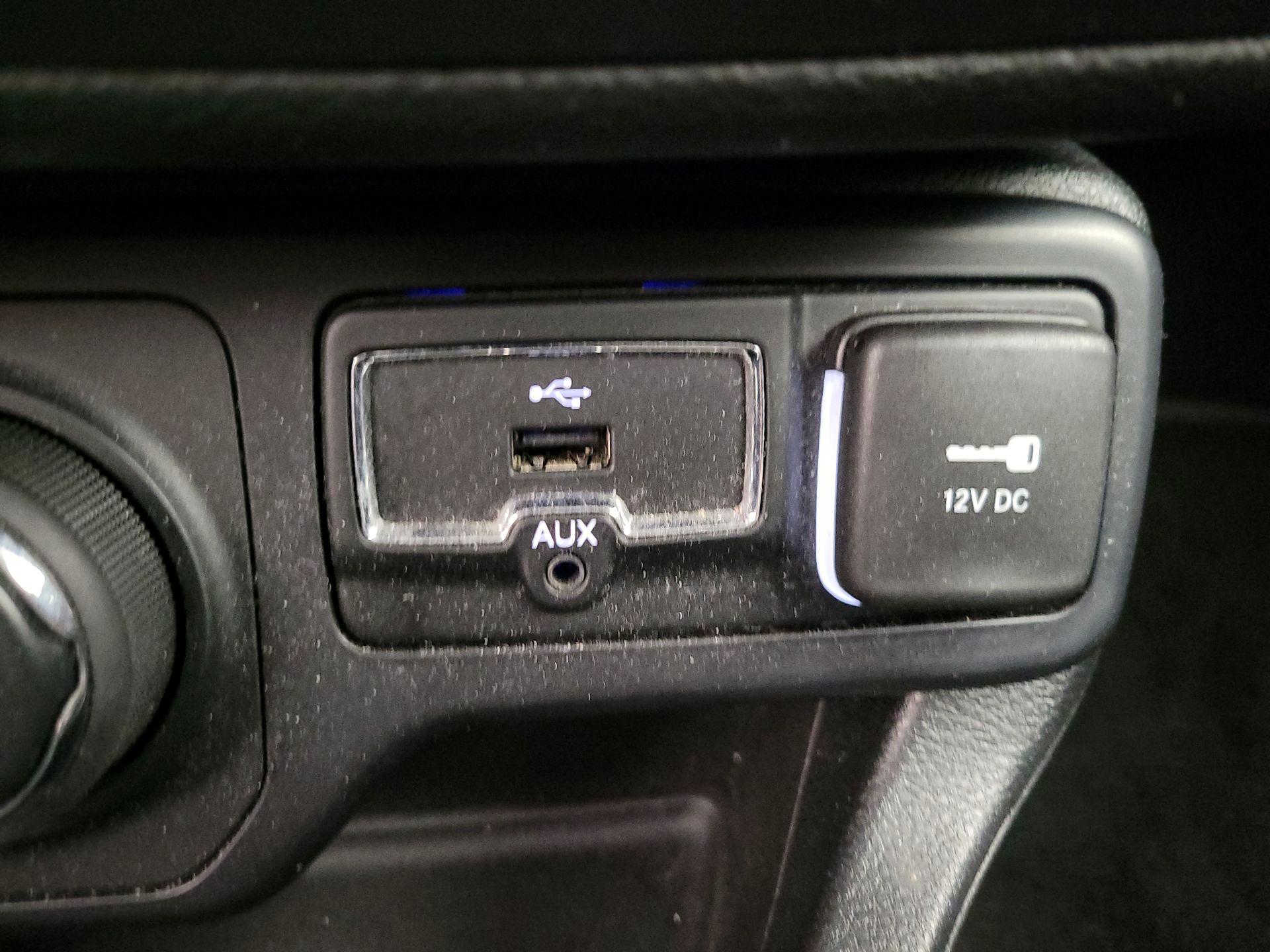 Thumbnail: 2019 Jeep Renegade - 18