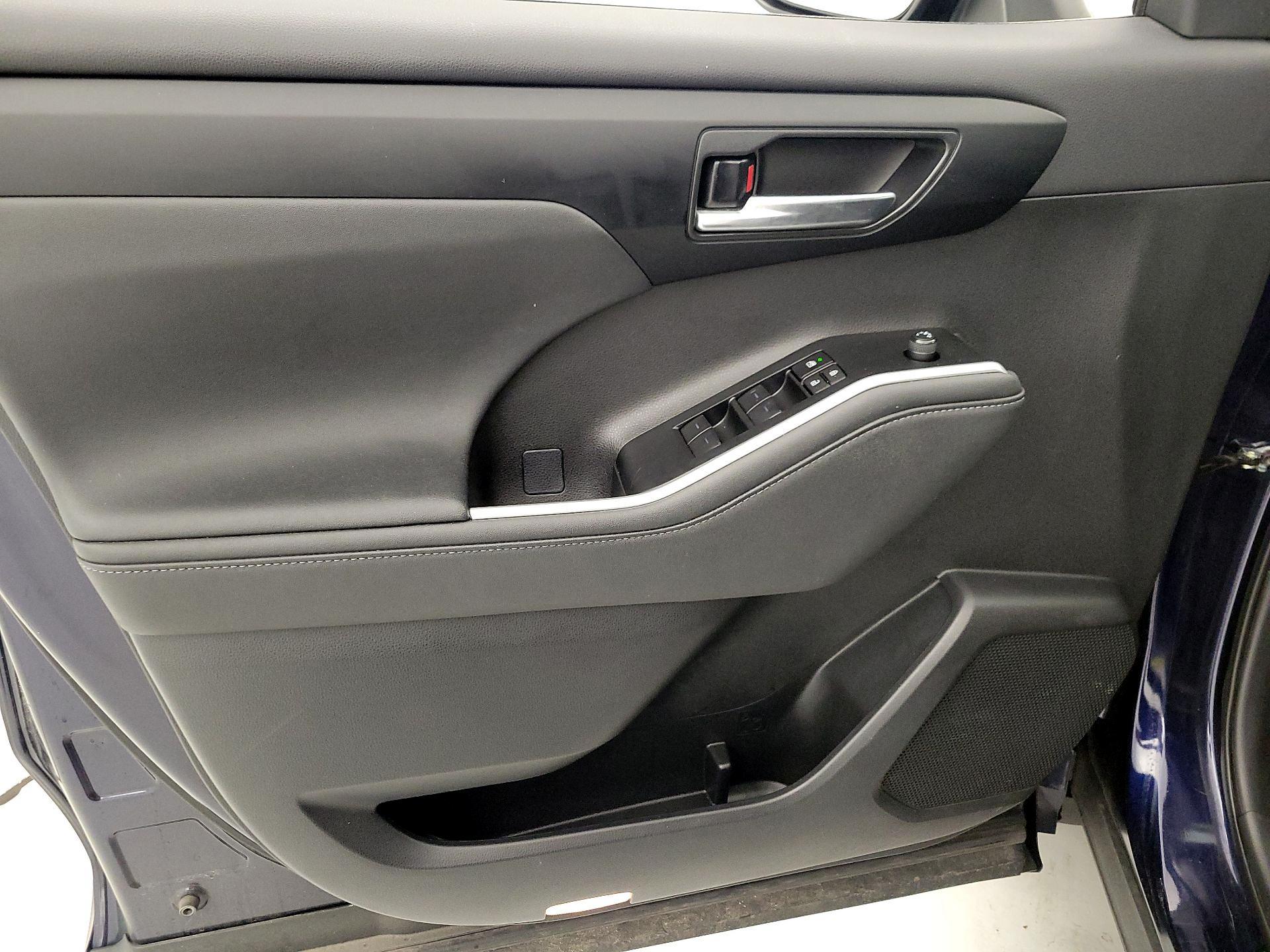 Thumbnail: 2023 Toyota Highlander - 12