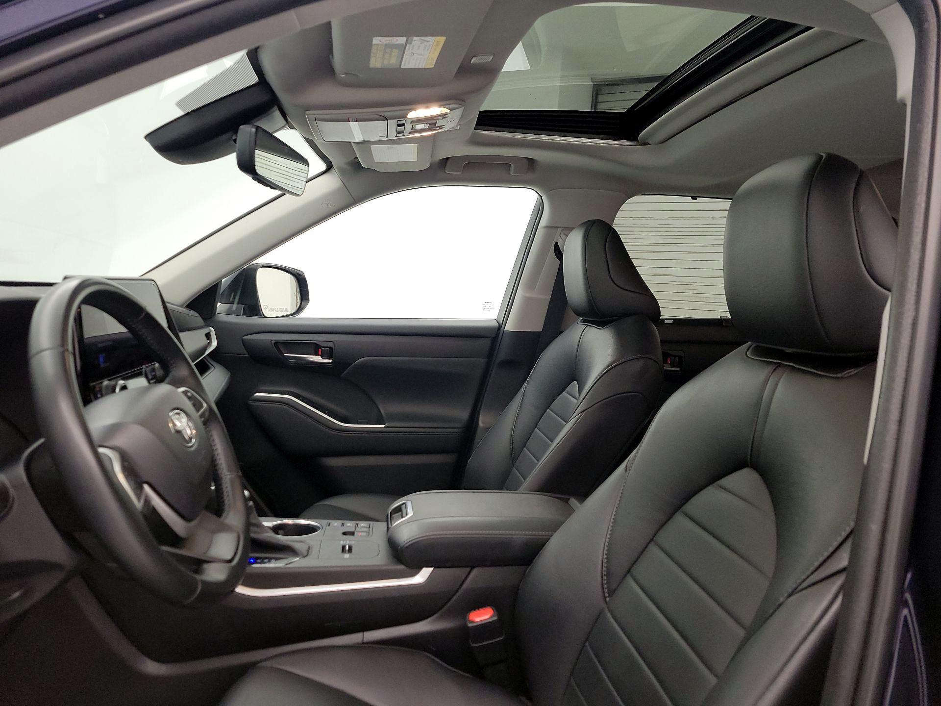 Thumbnail: 2023 Toyota Highlander - 19