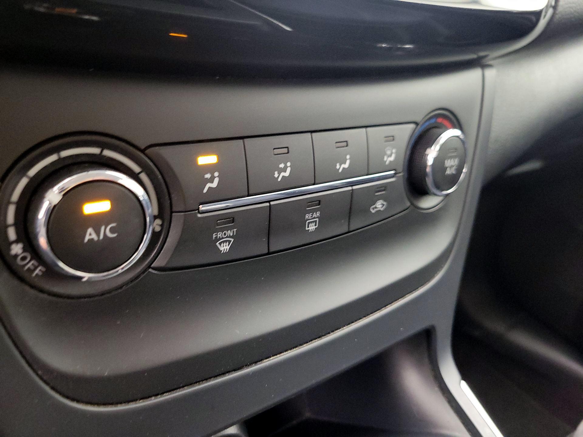 Thumbnail: 2016 Nissan Sentra - 16