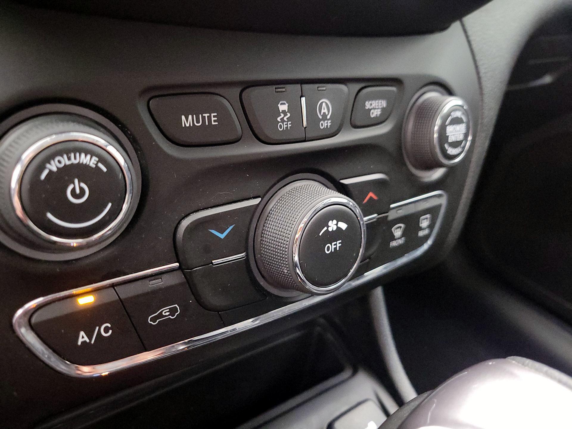 Thumbnail: 2021 Jeep Cherokee - 16