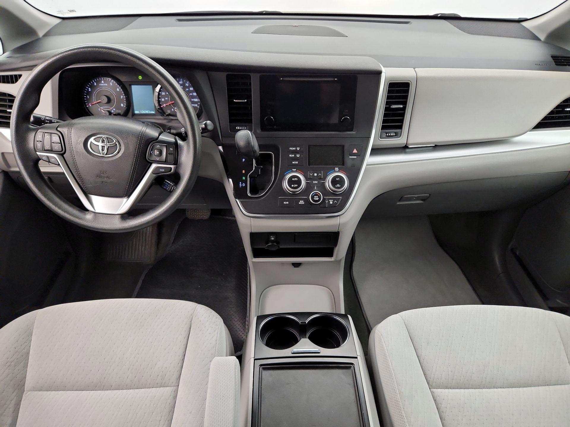 Thumbnail: 2015 Toyota Sienna - 9