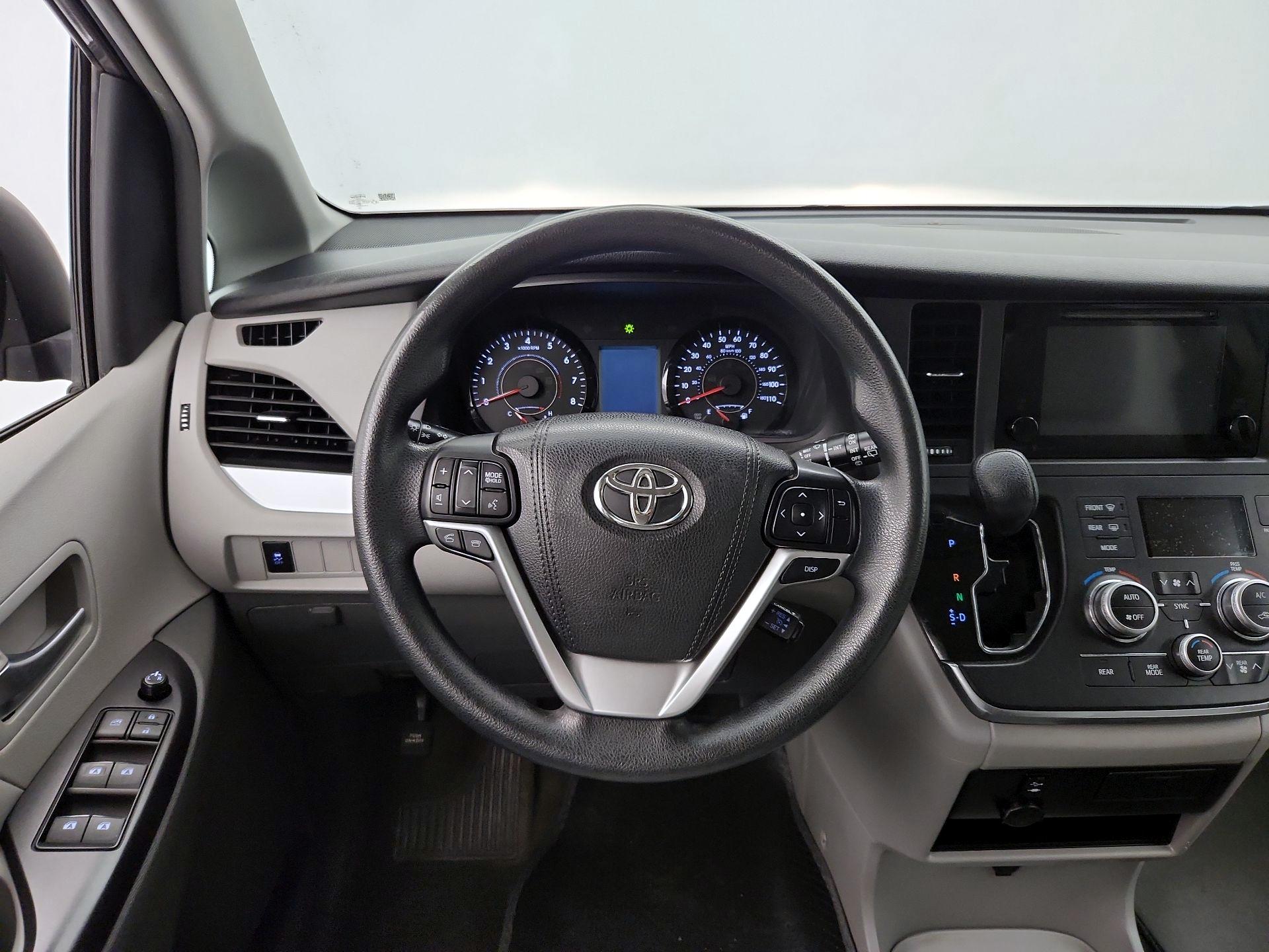 Thumbnail: 2015 Toyota Sienna - 10