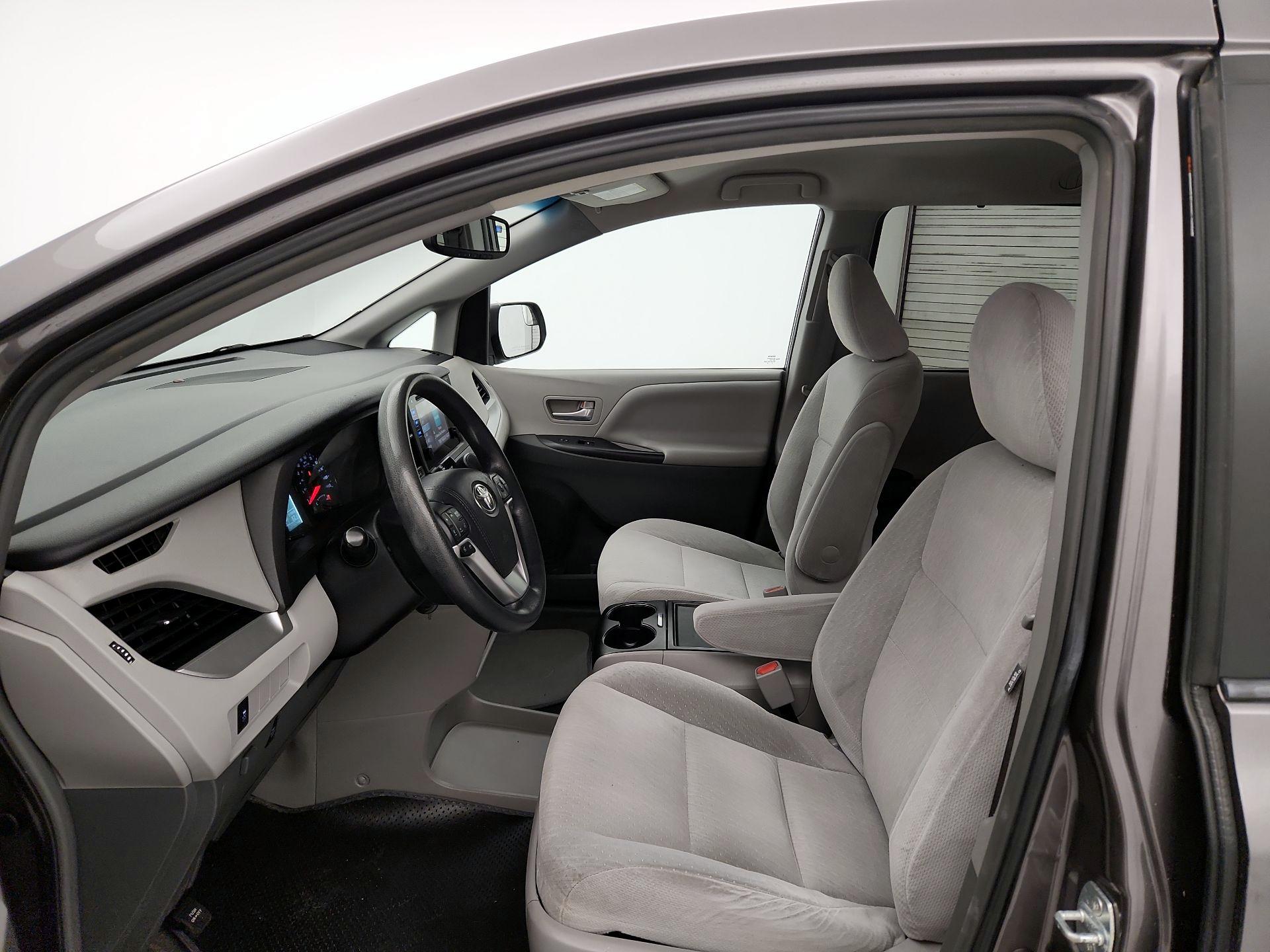 Thumbnail: 2015 Toyota Sienna - 11