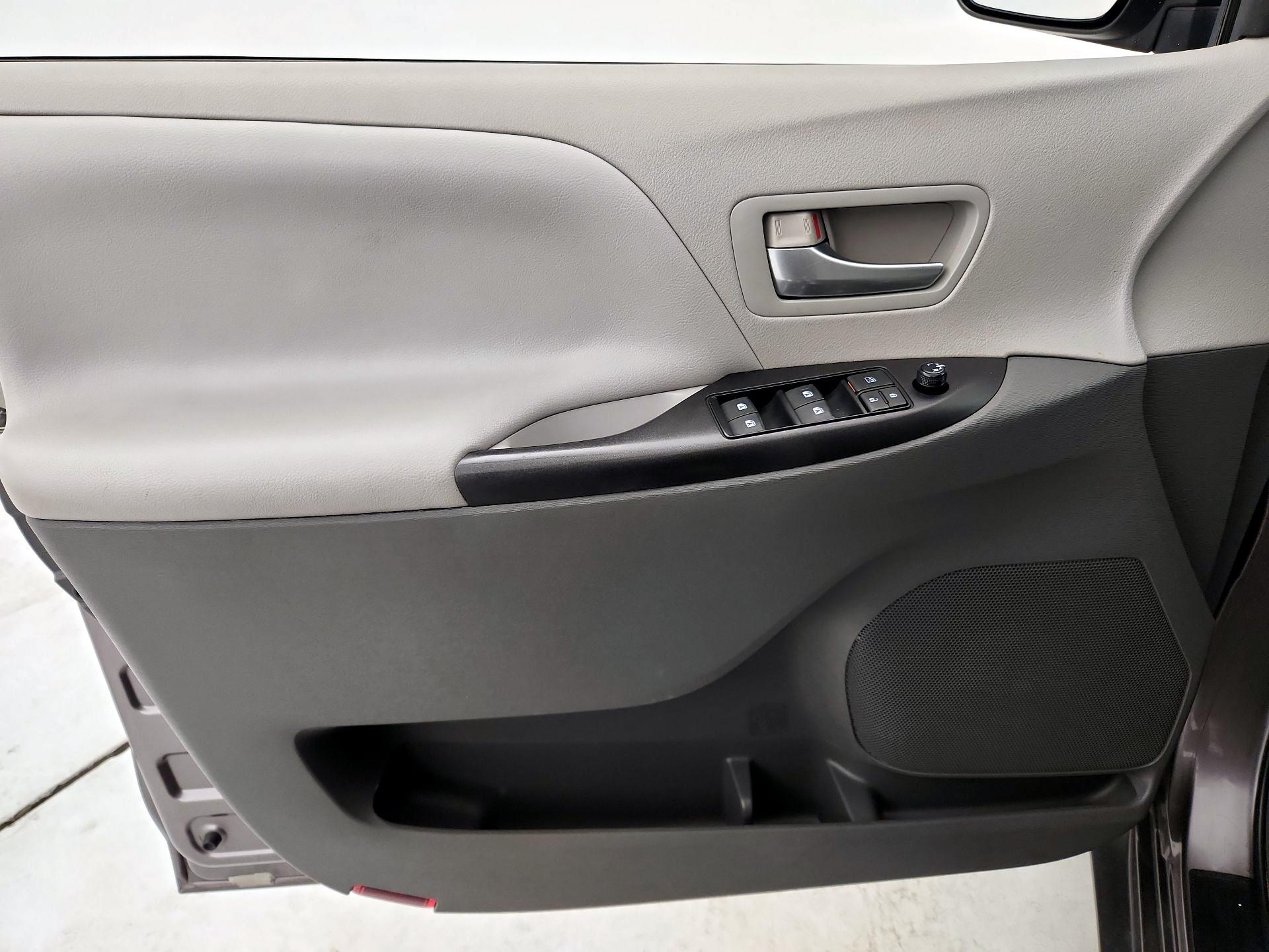 Thumbnail: 2015 Toyota Sienna - 12