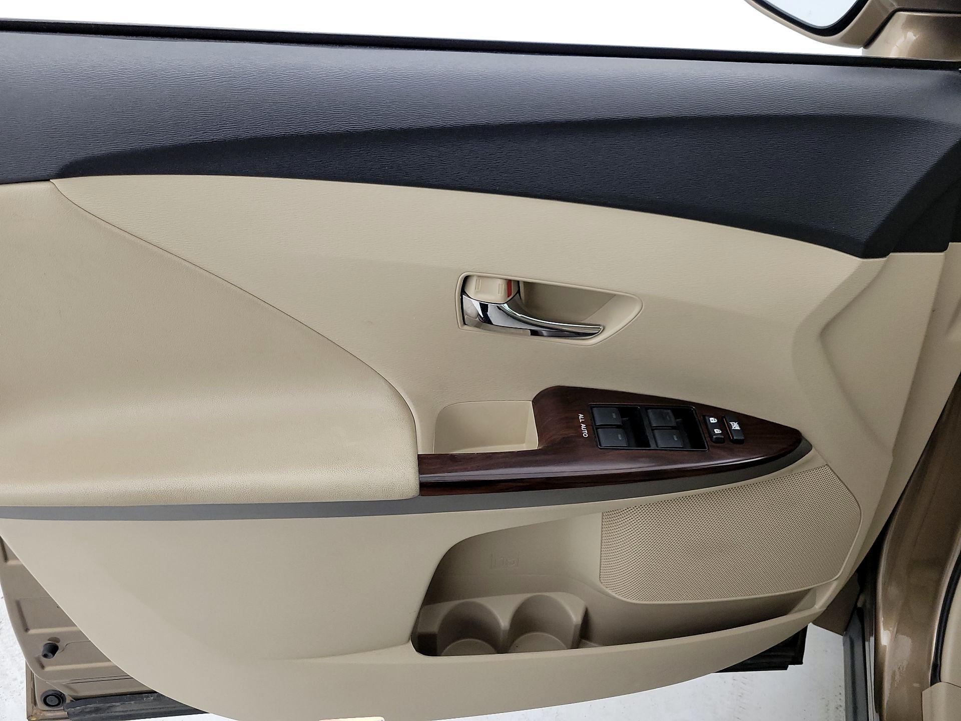Thumbnail: 2014 Toyota Venza - 12