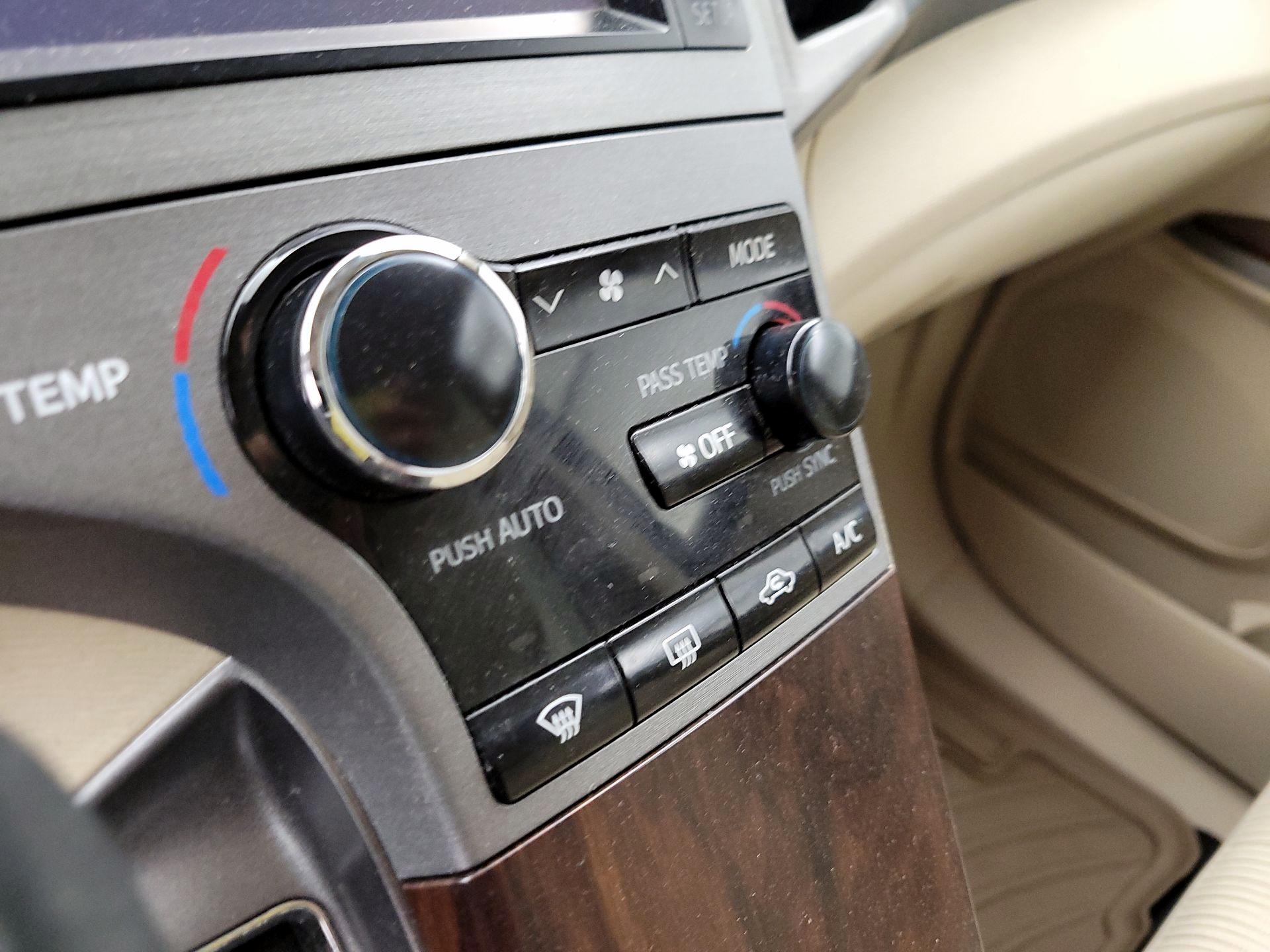 Thumbnail: 2014 Toyota Venza - 16