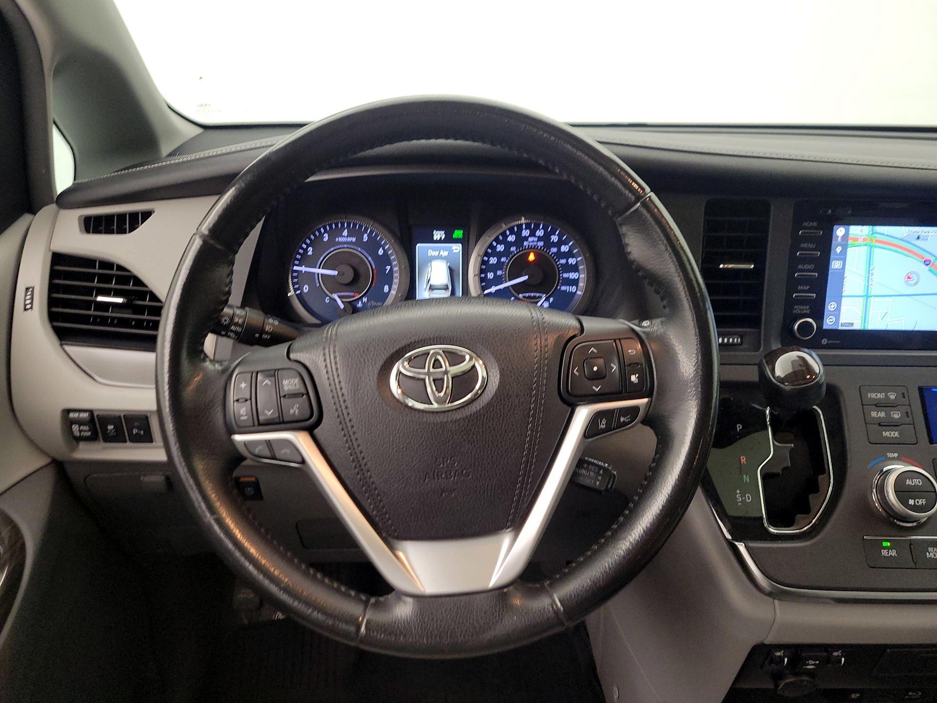 Thumbnail: 2018 Toyota Sienna - 10