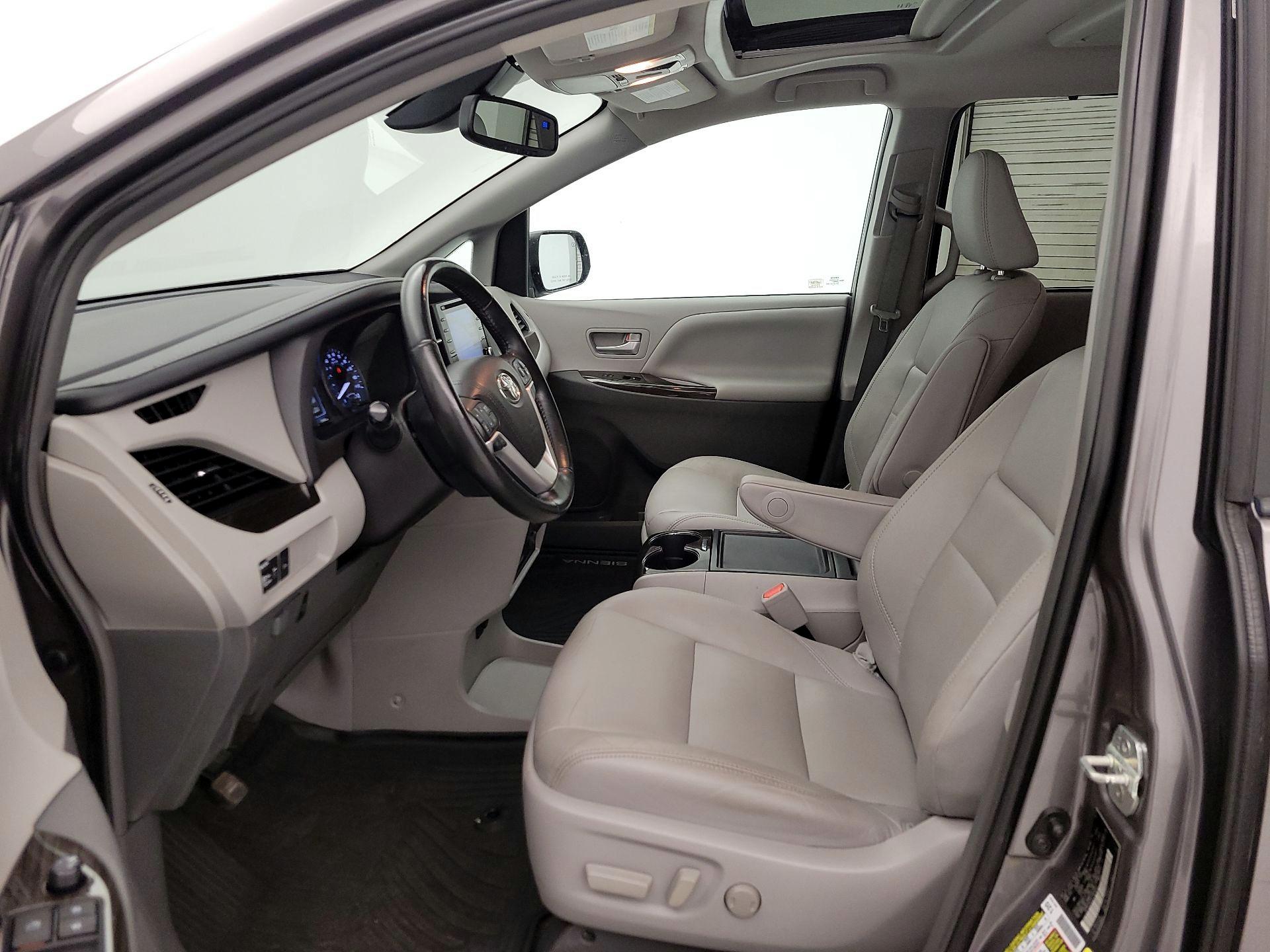 Thumbnail: 2018 Toyota Sienna - 11
